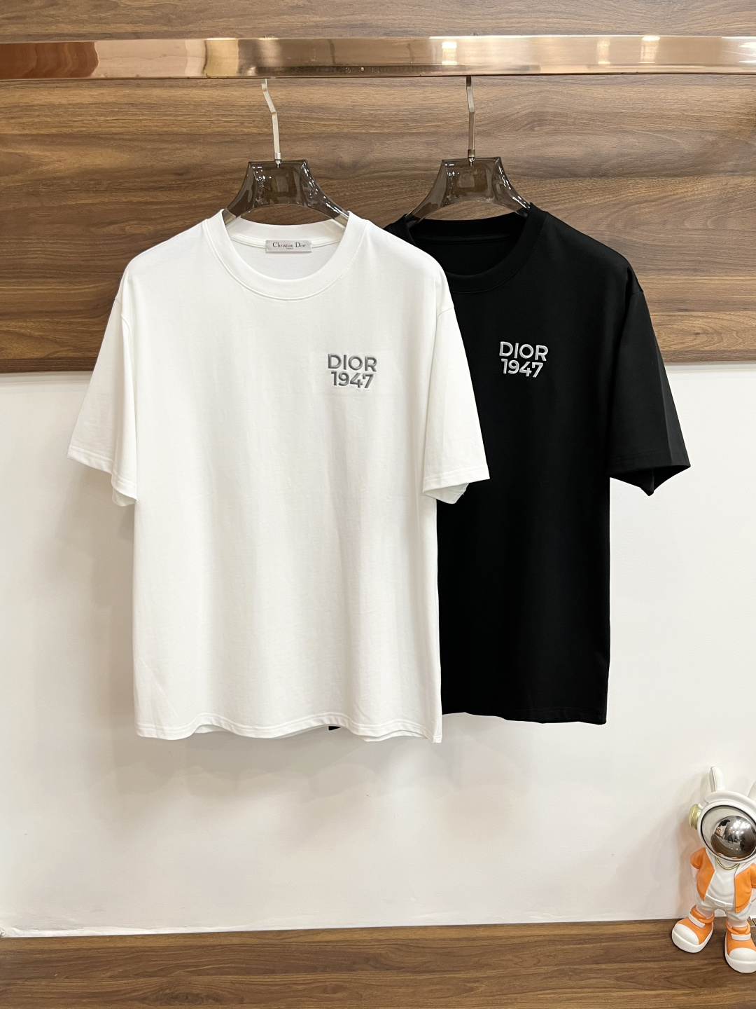 NO:457123,The continuous product series must be promoted in July. Dior is exclusively designed for the new autumn Dior fashion casual round neck short sleeves, high-density 320 grams pure cotton fabric, high-end needle embroidery, high-end European version original single T-shirt, trendy and fashionable casual half-sleeved, breathable and comfortable, impeccable details, brand element design concept, reflecting high quality. It presents casual cut, and the upper body style is superb!  Code Number M-3XL H2025 new model first release, dior, dior, T-shirt, tees, t-shirt, alexander wang19860909不断货系列七月必须 主推 Dior 独家专供秋季新款迪奥时尚休闲圆领短袖,高密度320克纯棉面料,高级密针刺绣、高端欧版原单T恤,潮流时尚休闲半袖 透气舒适度高,细节无可挑剔,品牌元素设计理念,体现高品质.呈现休闲裁剪,上身版型超赞！码数M-3XL H2025新款首发,,dior,dior,T-shirt,tees，t-shirt,alexander wang,Men's clothing