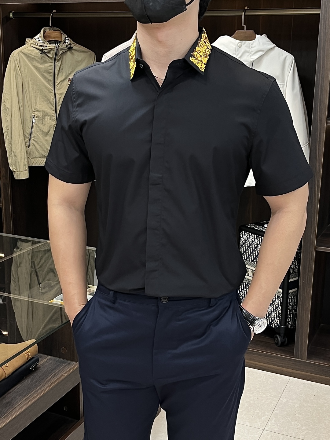 NO:495961,The main products are constantly being sold, and can be sold until next year. Versace is the latest men's must-have short-sleeved shirt, natural cotton, comfortable and breathable, original single product, original fabric, soft and comfortable, high-end and luxurious, enough to have a sufficient level of scene, this shirt is proud to make you satisfied and face! Size 38-40-42-44-46-48 New H2025 launch, versace, versace, shirts, T-shirt, alexander wang19860909主推不断货,可卖到明年 Versace 范思哲 专柜最新款男士必备款短袖衬衫,天然棉,舒服透气,原单狠货,原版面料,柔软舒适,上身高端又奢华,足够场面的档次,这款衬衫无不骄傲的让你满意有面子! 尺码38-40-42-44-46-48 H2025新款首发,,versace,versace,shirts,T-shirt,alexander wang,Men's clothing