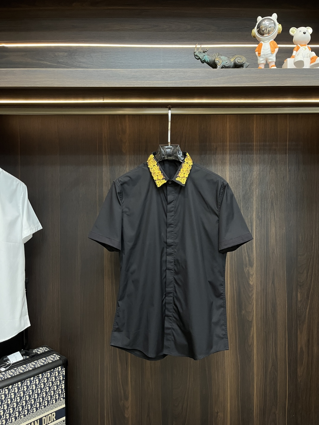 NO:457128,The main products are constantly being sold, and can be sold until next year. Versace is the latest men's must-have short-sleeved shirt, natural cotton, comfortable and breathable, original single product, original fabric, soft and comfortable, high-end and luxurious, enough to have a sufficient level of scene, this shirt is proud to make you satisfied and face! Size 38-40-42-44-46-48 New H2025 model first release, versace, versace, shirts, T-shirt, alexander wang19860909主推不断货,可卖到明年 Versace 范思哲 专柜最新款男士必备款短袖衬衫,天然棉,舒服透气,原单狠货,原版面料,柔软舒适,上身高端又奢华,足够场面的档次,这款衬衫无不骄傲的让你满意有面子! 尺码38-40-42-44-46-48 H2025新款首发,,versace,versace,shirts,T-shirt,alexander wang,Men's clothing