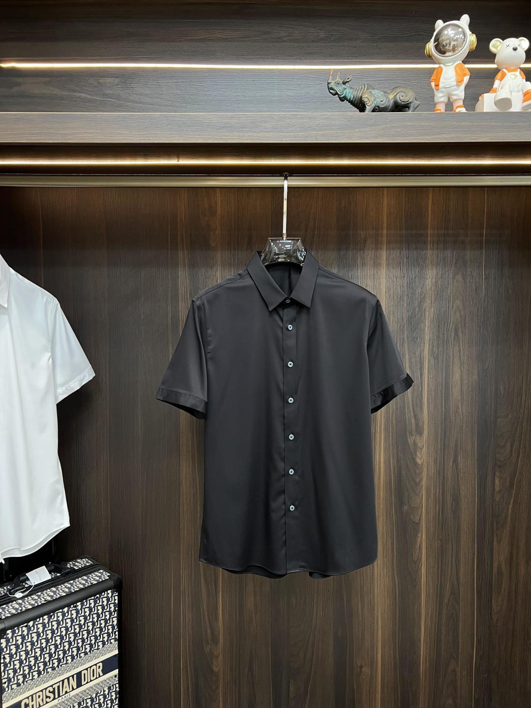 NO:457134,The main products are constantly being sold, and can be sold until next year. Armani Armani is the latest men's must-have short-sleeved shirt, natural cotton, comfortable and breathable, original single product, original fabric, soft and comfortable, high-end and luxurious, enough to have a sufficient level of scene, this shirt is proud to make you satisfied and face! Size 38-40-42-44-46-48 New H2025 launch,,armani,armani,shirts,T-shirt,alexander wang19860909主推不断货,可卖到明年 Armani 阿玛尼 专柜最新款男士必备款短袖衬衫,天然棉,舒服透气,原单狠货,原版面料,柔软舒适,上身高端又奢华,足够场面的档次,这款衬衫无不骄傲的让你满意有面子! 尺码38-40-42-44-46-48 H2025新款首发,,armani,armani,shirts,T-shirt,alexander wang,Men's clothing