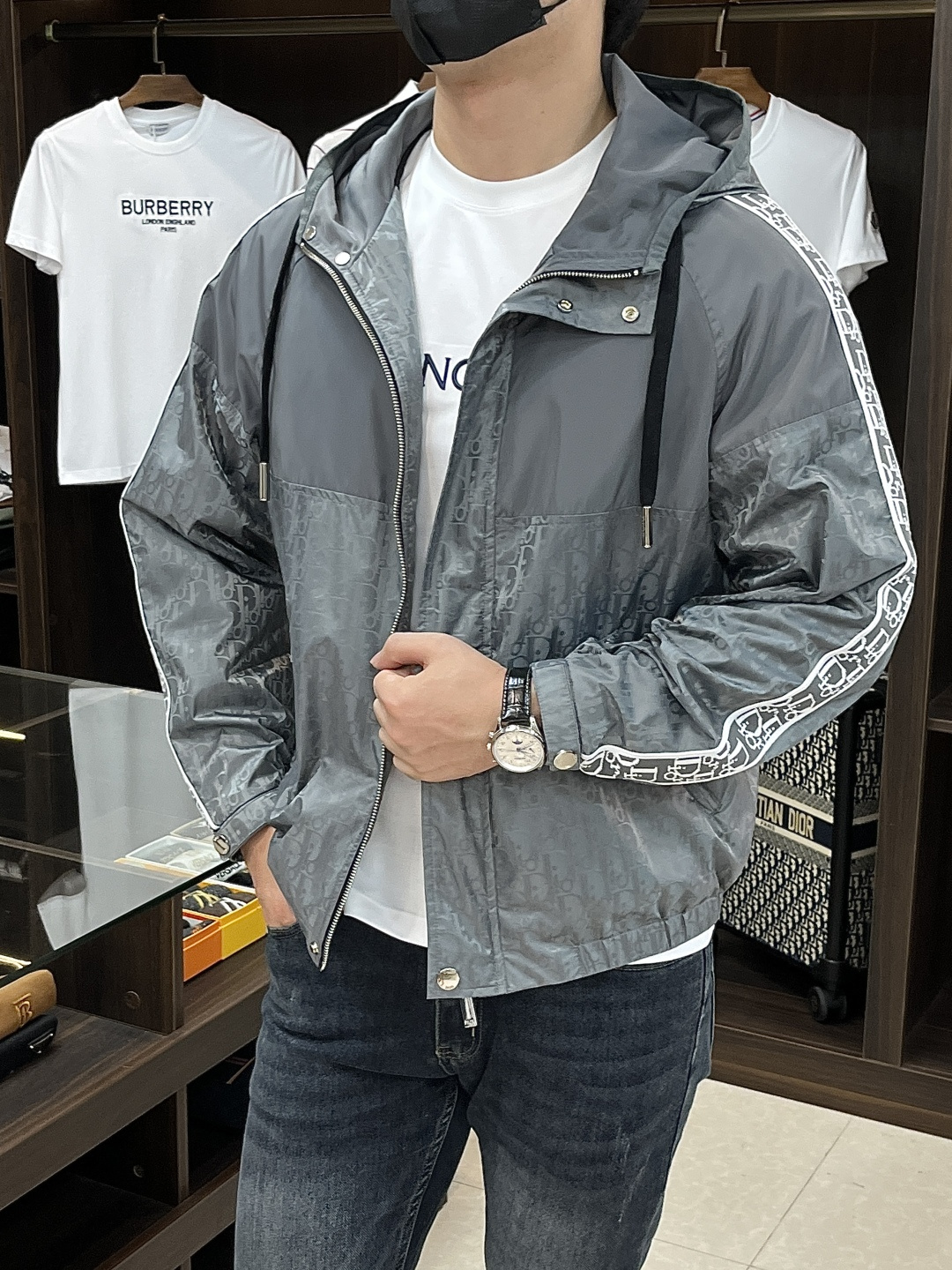 NO:468261,The main recommendation is Dior 2025ss early autumn new model released Dior hooded jacket, with letter jacquard fabric and letter logo webbing autumn popular jacket, which makes you feel comfortable and slim when worn. It is lazy and casual, combined with clean and simple colors, which is particularly pleasing to look at and suitable for daily wear~ I love to launch sports items embellished with vibrant prints!  Size M-3XL, complete three standards, shipped the next day, new H2025 models first release,,dior,dior,jackets & coats,jackets & coats,hats,alexander wang19860909主推 Dior 2025ss早秋新款发布迪奥连帽夹克外套,字母提花面料搭配字母logo织带秋季爆款外套,穿上就是舒适自在又显瘦的存在,慵懒而随性,结合干净简单的色系就特别耐看,适合日常穿着~倾情推出缀饰活力印花的运动单品！ 尺码M-3XL 三标齐全 隔天出货 H2025新款首发,,dior,dior,jackets & coats,jackets & coats,hats,alexander wang,Men's clothing