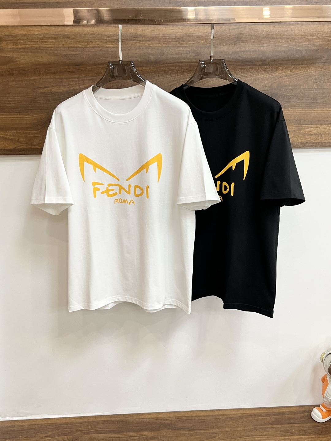 NO:458971,The continuous product series must-have for July. Fendi exclusively offers the new autumn style Fendi fashion casual round neck short sleeves, high-density 320 grams pure cotton fabric, high-end needle embroidery, high-end European version original single T-shirt, trendy and fashionable casual half-sleeved, breathable and comfortable, impeccable details, brand element design concept, reflecting high quality. It presents casual cut, and the upper body style is superb!  Code Number M-3XL H2025 new model first release, fendi, fendi, T-shirt, tees, t-shirt, alexander wang19860909不断货系列七月必选主推 Fendi 独家专供秋季新款芬迪时尚休闲圆领短袖,高密度320克纯棉面料,高级密针刺绣、高端欧版原单T恤,潮流时尚休闲半袖 透气舒适度高,细节无可挑剔,品牌元素设计理念,体现高品质.呈现休闲裁剪,上身版型超赞！码数M-3XL H2025新款首发,,fendi,fendi,T-shirt,tees，t-shirt,alexander wang,Men's clothing