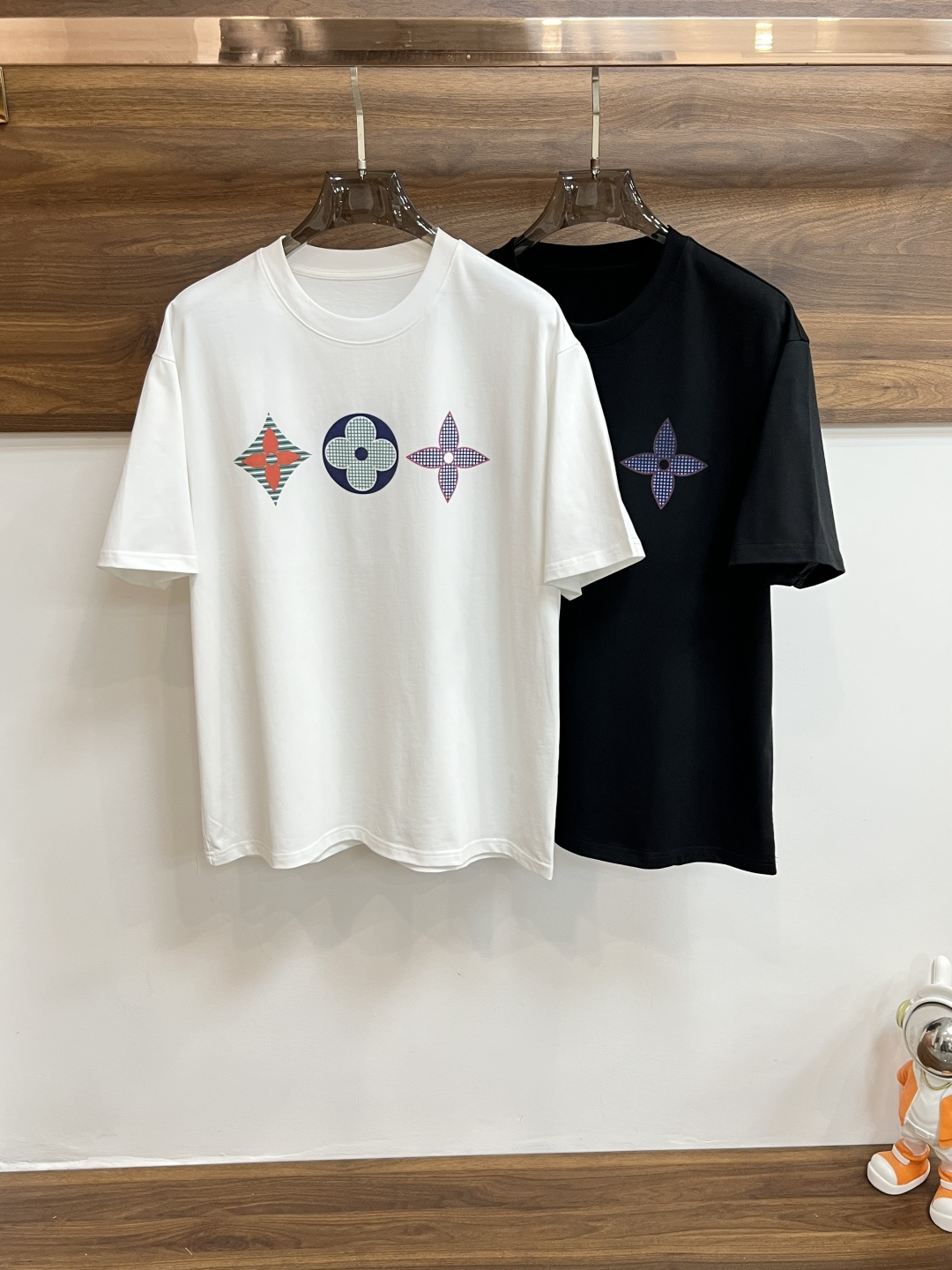 NO:458974,The continuous product series must-have for July Lv is exclusively available for new autumn donkey brand fashionable casual round neck short sleeves, high-density 320g pure cotton fabric, high-end needle embroidery, high-end European version original single T-shirt, trendy and fashionable casual half-sleeved, high breathable and comfortable, impeccable details, brand element design concept, reflecting high quality. It presents casual cut, and the upper body style is excellent!  Code Number M-3XL H2025 new model first release, louis vuitton,louis vuitton,t-shirt,tees,t-shirt,alexander wang19860909不断货系列七月必选主推 Lv 独家专供秋季新款驴牌时尚休闲圆领短袖,高密度320克纯棉面料,高级密针刺绣、高端欧版原单T恤,潮流时尚休闲半袖 透气舒适度高,细节无可挑剔,品牌元素设计理念,体现高品质.呈现休闲裁剪,上身版型超赞！码数M-3XL H2025新款首发,,louis vuitton,louis vuitton,T-shirt,tees，t-shirt,alexander wang,Men's clothing