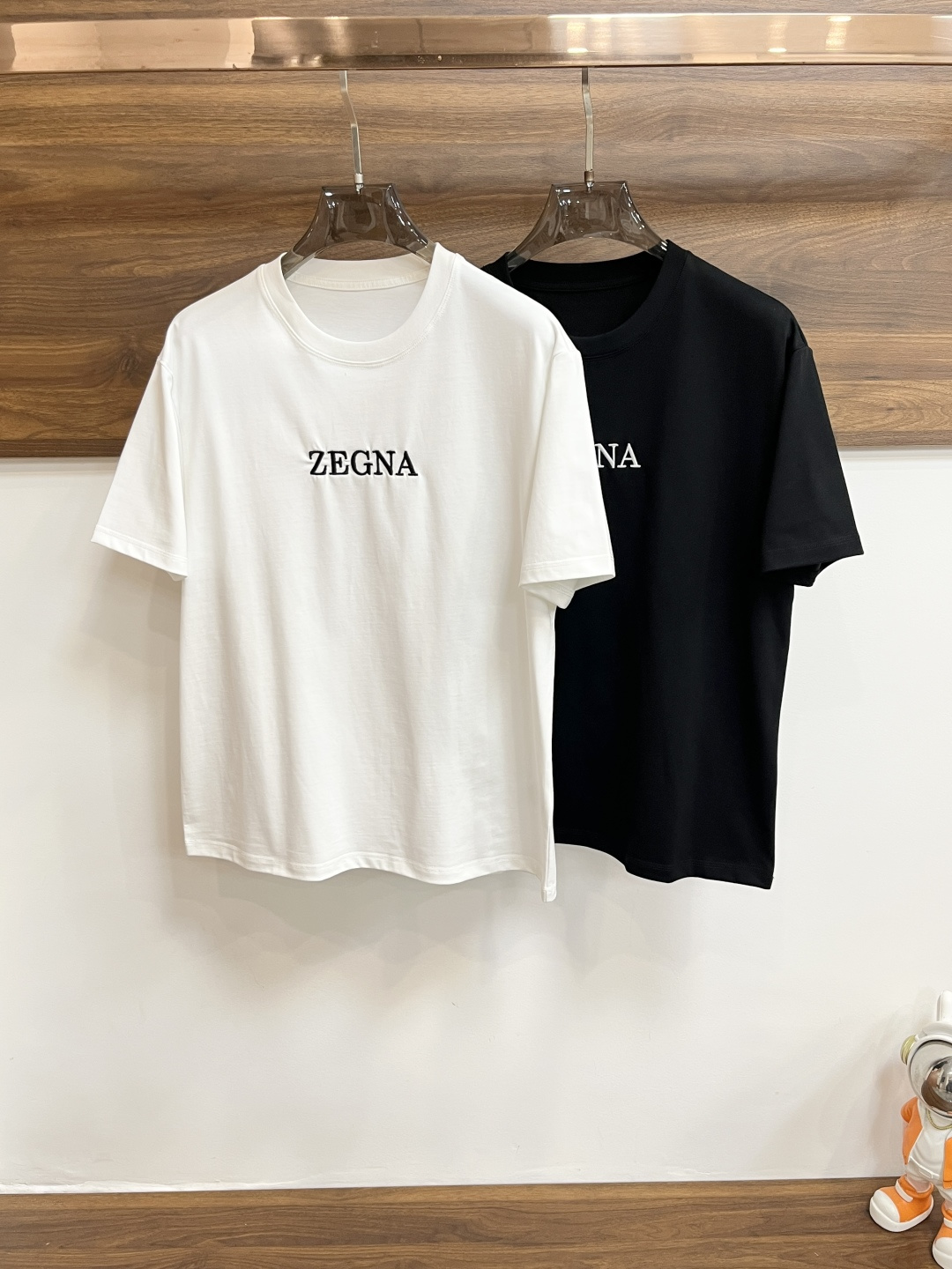 NO:458976,The most important product series for July is Zegna exclusively for the new autumn Zegna fashion casual round neck short sleeves, high-density 320g pure cotton fabric, high-end needle embroidery, high-end European version original single T-shirt, trendy and fashionable casual half-sleeved, high breathable and comfortable, impeccable details, brand element design concept, reflecting high quality. It presents casual cut, and the upper body style is superb!  Code Number M-3XL H2025 new model first release, zegna, T-shirt,tees, t-shirt,alexander wang19860909不断货系列七月必选主推 Zegna 独家专供秋季新款杰尼亚时尚休闲圆领短袖,高密度320克纯棉面料,高级密针刺绣、高端欧版原单T恤,潮流时尚休闲半袖 透气舒适度高,细节无可挑剔,品牌元素设计理念,体现高品质.呈现休闲裁剪,上身版型超赞！码数M-3XL H2025新款首发,,zegna,T-shirt,tees，t-shirt,alexander wang,Men's clothing