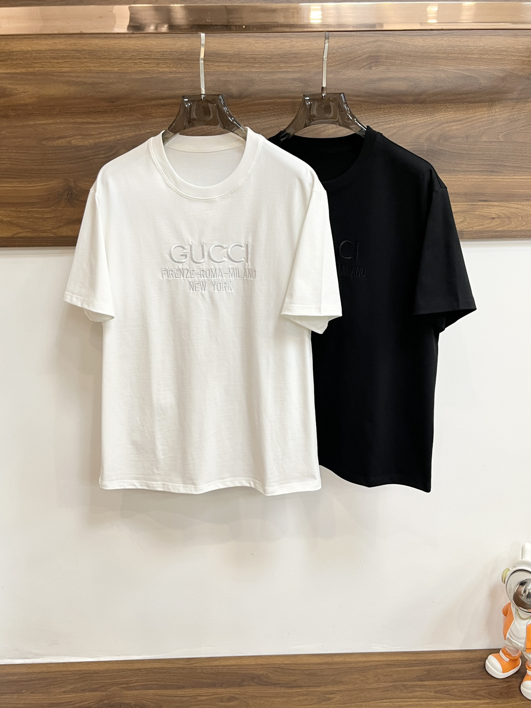 NO:458978,The continuous product series must-have for July Gucci exclusively provides the new autumn Gucci fashion casual round neck short sleeves, high-density 320g pure cotton fabric, high-end needle embroidery, high-end European version original single T-shirt, trendy and fashionable casual half-sleeved, high breathable and comfortable, impeccable details, brand element design concept, reflecting high quality. It presents casual cut, and the upper body style is superb!  Code Number M-3XL H2025 new model first release, gucci, gucci, T-shirt, tees, t-shirt, alexander wang19860909不断货系列七月必选主推 Gucci 独家专供秋季新款古驰时尚休闲圆领短袖,高密度320克纯棉面料,高级密针刺绣、高端欧版原单T恤,潮流时尚休闲半袖 透气舒适度高,细节无可挑剔,品牌元素设计理念,体现高品质.呈现休闲裁剪,上身版型超赞！码数M-3XL H2025新款首发,,gucci,gucci,T-shirt,tees，t-shirt,alexander wang,Men's clothing