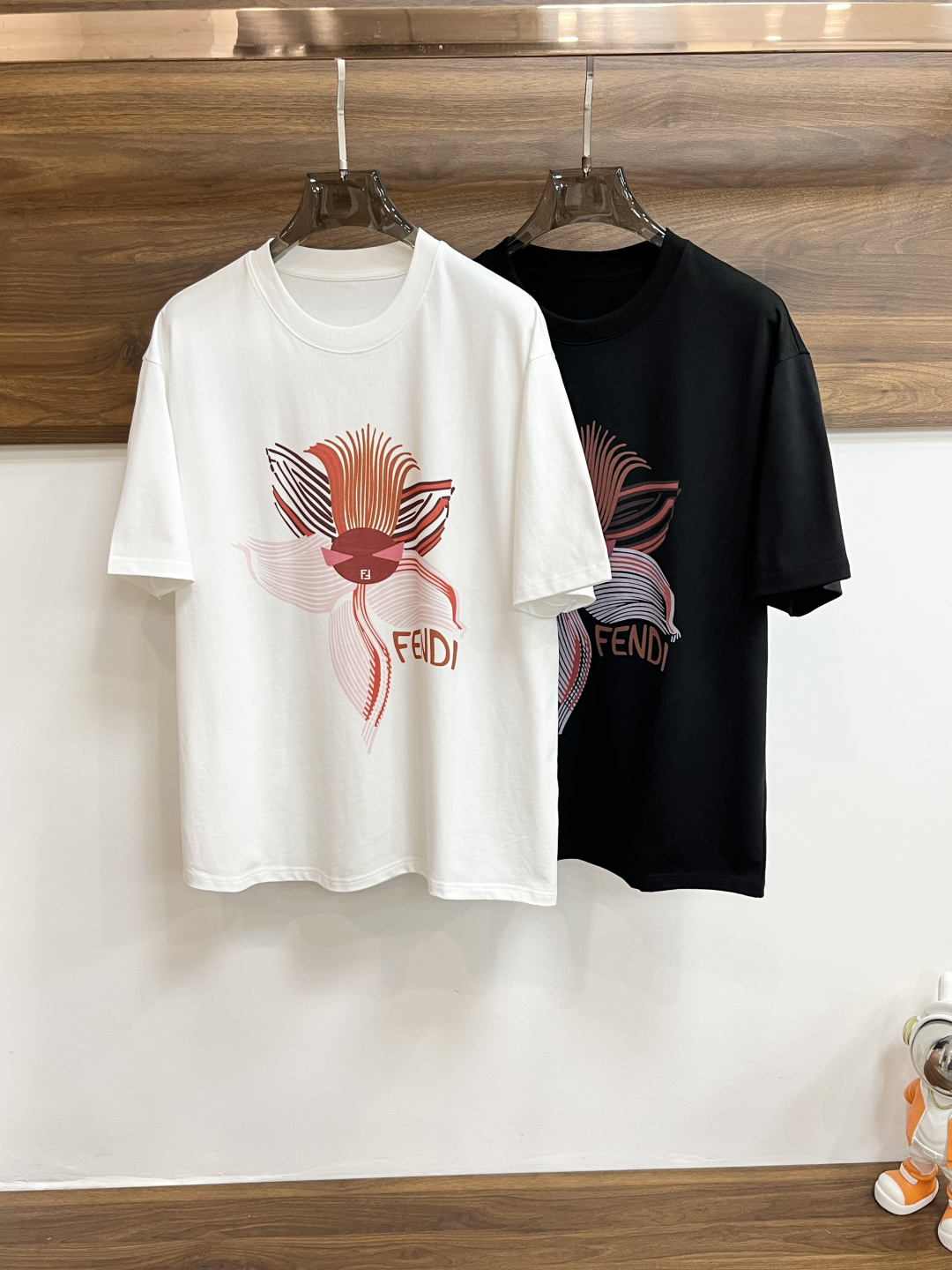 NO:458981,The continuous product series must-have for July. Fendi exclusively offers the new autumn style Fendi fashion casual round neck short sleeves, high-density 320 grams pure cotton fabric, high-end needle embroidery, high-end European version original single T-shirt, trendy and fashionable casual half-sleeved, breathable and comfortable, impeccable details, brand element design concept, reflecting high quality. It presents casual cut, and the upper body style is superb!  Code Number M-3XL H2025 new model first release, fendi, fendi, T-shirt, tees, t-shirt, alexander wang19860909不断货系列七月必选主推 Fendi 独家专供秋季新款芬迪时尚休闲圆领短袖,高密度320克纯棉面料,高级密针刺绣、高端欧版原单T恤,潮流时尚休闲半袖 透气舒适度高,细节无可挑剔,品牌元素设计理念,体现高品质.呈现休闲裁剪,上身版型超赞！码数M-3XL H2025新款首发,,fendi,fendi,T-shirt,tees，t-shirt,alexander wang,Men's clothing