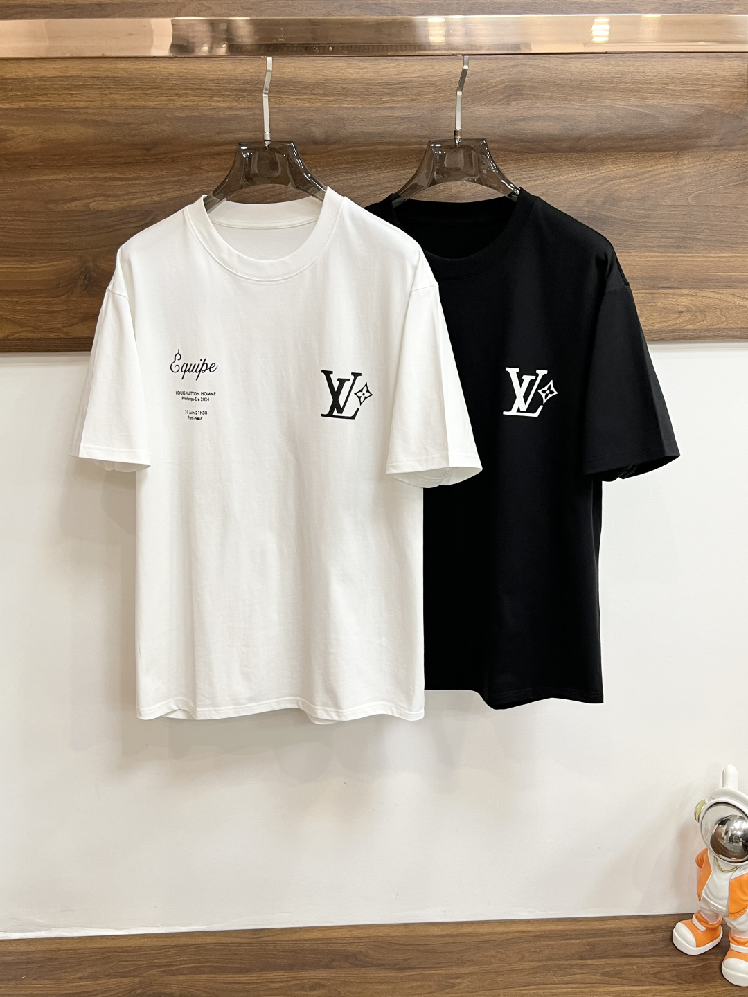 NO:458983,The continuous product series must-have for July LV is exclusively available for new autumn donkey brand fashionable casual round neck short sleeves, high-density 320g pure cotton fabric, high-end needle embroidery, high-end European version original single T-shirt, trendy and fashionable casual half-sleeved, high breathable and comfortable, impeccable details, brand element design concept, reflecting high quality. It presents casual cut, and the upper body style is superb!  Code Number M-3XL H2025 new model first release, louis vuitton,louis vuitton,t-shirt,tees,t-shirt,alexander wang19860909不断货系列七月必选主推 LV 独家专供秋季新款驴牌时尚休闲圆领短袖,高密度320克纯棉面料,高级密针刺绣、高端欧版原单T恤,潮流时尚休闲半袖 透气舒适度高,细节无可挑剔,品牌元素设计理念,体现高品质.呈现休闲裁剪,上身版型超赞！码数M-3XL H2025新款首发,,louis vuitton,louis vuitton,T-shirt,tees，t-shirt,alexander wang,Men's clothing