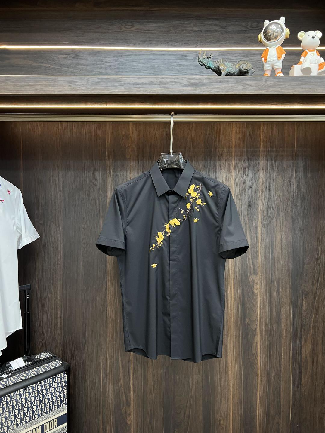 NO:458986,The main products are constantly being sold, and can be sold until next year. Armani Armani is the latest men's must-have short-sleeved shirt, natural cotton, comfortable and breathable, original single product, original fabric, soft and comfortable, high-end and luxurious, enough to have a sufficient level of scene, this shirt is proud to make you satisfied and face! Size 38-40-42-44-46-48 New H2025 launch,,armani,armani,shirts,T-shirt,alexander wang19860909主推不断货,可卖到明年 Armani 阿玛尼 专柜最新款男士必备款短袖衬衫,天然棉,舒服透气,原单狠货,原版面料,柔软舒适,上身高端又奢华,足够场面的档次,这款衬衫无不骄傲的让你满意有面子! 尺码38-40-42-44-46-48 H2025新款首发,,armani,armani,shirts,T-shirt,alexander wang,Men's clothing