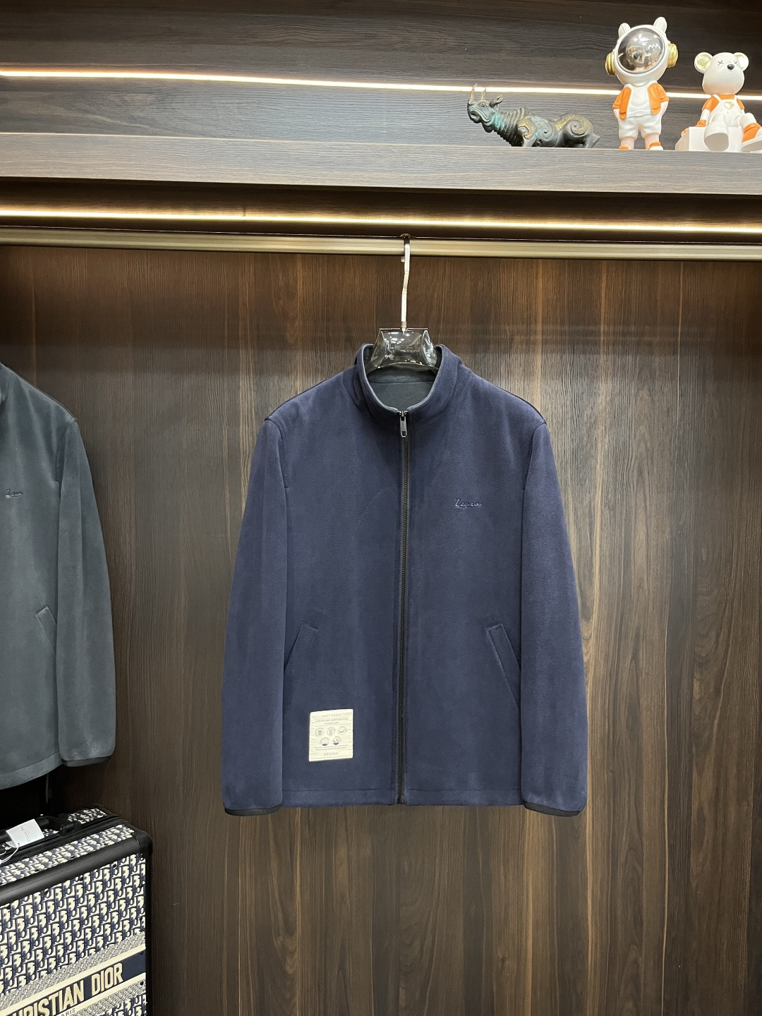 NO:458988,The main recommendation Zegna 2025ss early autumn new style released Zegna stand-up collar jacket, letter logo embroidered autumn jacket, granular fleece fabric is comfortable and comfortable and slim, lazy and casual, combined with clean and simple colors, it is particularly durable and suitable for daily wear~ I love to launch sports items embellished with vitality prints!  Size M-3XL, complete three standards, shipped the next day, new H2025 model first release, zegna, jackets & coats, jackets & coats, alexander wang19860909主推 Zegna 2025ss早秋新款发布杰尼亚立领夹克外套,字母logo刺绣秋季爆款外套,颗粒绒面料穿上就是舒适自在又显瘦的存在,慵懒而随性,结合干净简单的色系就特别耐看,适合日常穿着~倾情推出缀饰活力印花的运动单品！ 尺码M-3XL 三标齐全 隔天出货 H2025新款首发,,zegna,jackets & coats,jackets & coats,alexander wang,Men's clothing