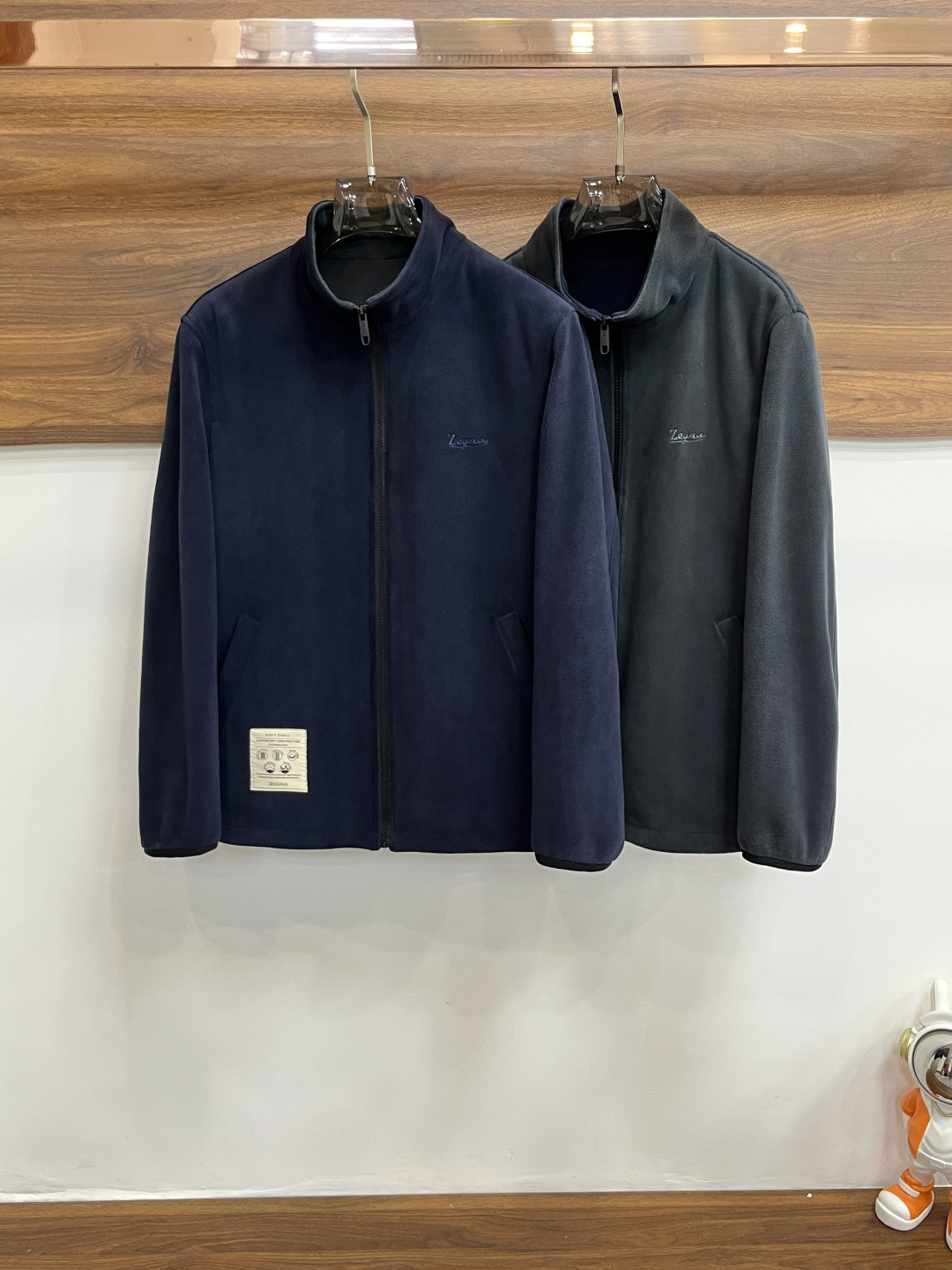 NO:506075,The main recommendation is Zegna Ss's early autumn new style released. The Zegna stand-up collar jacket is a popular autumn jacket with letter logo embroidered letters. The granular fleece fabric is comfortable and comfortable and slim. It is lazy and casual, combined with clean and simple colors, it is particularly pleasing to look at and is suitable for daily wear. It is full of enthusiasm to launch sports items embellished with vitality prints!  Size M-3XL, complete three standards, shipped the next day, new H models are launched, zegna, jackets & coats, jackets & coats, alexander wang19860909主推 Zegna ss早秋新款发布杰尼亚立领夹克外套,字母logo刺绣秋季爆款外套,颗粒绒面料穿上就是舒适自在又显瘦的存在,慵懒而随性,结合干净简单的色系就特别耐看,适合日常穿着~倾情推出缀饰活力印花的运动单品！ 尺码M-3XL 三标齐全 隔天出货 H新款首发,,zegna,jackets & coats,jackets & coats,alexander wang,Men's clothing