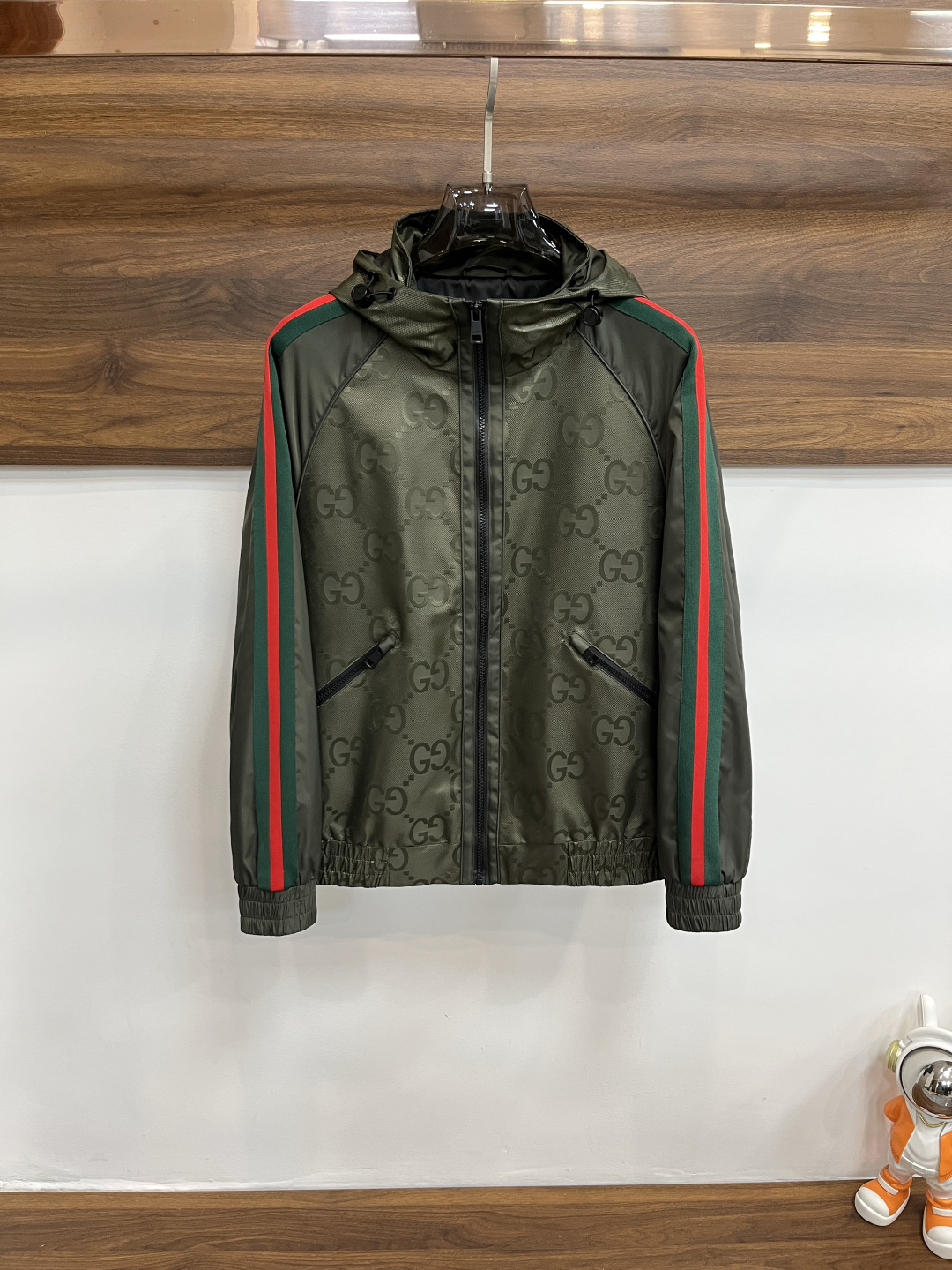 NO:506079,The main recommendation is Gucci Ss's early autumn new model released Gucci hooded jacket, double GG letter jacquard fabric paired with green and red webbing autumn jacket, and the granular fleece fabric is comfortable, comfortable and slim, lazy and casual, combined with clean and simple colors, it is particularly durable and suitable for daily wear~ I love to launch sports items embellished with vitality prints!  Size M-3XL, complete three standards, shipped the next day, new H models are launched, gucci, gucci, jackets & coats, jackets & coats, hats, alexander wang19860909主推 Gucci ss早秋新款发布古驰连帽夹克外套,双GG字母提花面料搭配绿红织带秋季爆款外套,颗粒绒面料穿上就是舒适自在又显瘦的存在,慵懒而随性,结合干净简单的色系就特别耐看,适合日常穿着~倾情推出缀饰活力印花的运动单品！ 尺码M-3XL 三标齐全 隔天出货 H新款首发,,gucci,gucci,jackets & coats,jackets & coats,hats,alexander wang,Men's clothing