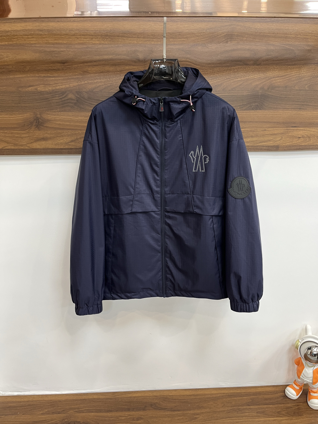 NO:506083,The main recommendation is the new early autumn style of Moncler Ss. The hooded jacket with covers, scissors logo print, autumn popular jacket, and the granular fleece fabric is comfortable, comfortable and slim. It is lazy and casual, combined with clean and simple colors, it is particularly pleasing to look at and is suitable for daily wear~ I love to launch sports items that embellish vibrant prints!  Size M-3XL, complete three standards, shipped the next day, new H models are launched, Moncler, jackets & coats, jackets & coats, hats, alexander wang19860909主推 Moncler ss早秋新款发布蒙口连帽夹克外套,剪刀logo印花,秋季爆款外套,颗粒绒面料穿上就是舒适自在又显瘦的存在,慵懒而随性,结合干净简单的色系就特别耐看,适合日常穿着~倾情推出缀饰活力印花的运动单品！ 尺码M-3XL 三标齐全 隔天出货 H新款首发,,Moncler,jackets & coats,jackets & coats,hats,alexander wang,Men's clothing