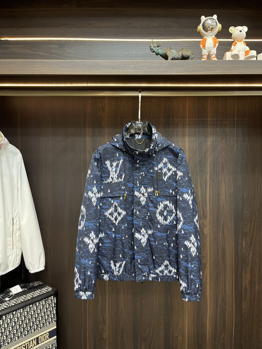 NO:515488,The main recommendation is the new LV Ss early autumn style. The donkey brand hooded jacket is released. The hat is removable and the autumn popular jacket. The granular fleece fabric is comfortable and comfortable and slim. It is lazy and casual. Combined with a clean and simple color, it is particularly pleasing to look at and is suitable for daily wear. It is full of enthusiasm to launch sports items embellished with vitality prints!  Size M-3XL, complete three standards, shipped the next day, new H first model Fhs,,louis vuitton,louis vuitton,jackets & coats,jackets & coats,hats,alexander wang19860909主推 LV ss早秋新款发布驴牌连帽夹克外套,帽可拆,秋季爆款外套,颗粒绒面料穿上就是舒适自在又显瘦的存在,慵懒而随性,结合干净简单的色系就特别耐看,适合日常穿着~倾情推出缀饰活力印花的运动单品！ 尺码M-3XL 三标齐全 隔天出货 H新款首发Fhs,,louis vuitton,louis vuitton,jackets & coats,jackets & coats,hats,alexander wang,Men's clothing