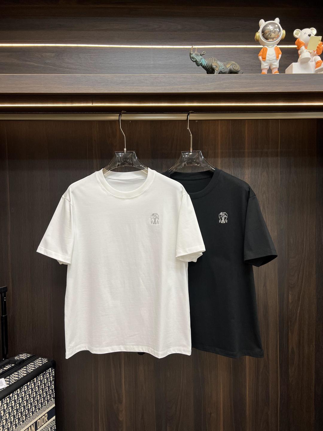 NO:461639,Continuously stocked series!  High-quality must-have for July. The main recommendation is BC. It is exclusive to the new autumn fashion casual round neck short sleeves, high-density 320g pure cotton fabric, high-end needle embroidery, high-end European version original single T-shirt, trendy and fashionable casual half-sleeved. It has high breathability and comfort, impeccable details, and the brand element design concept reflects high quality. It presents casual cut, and the upper body style is superb!  Code Number M-3XL H2025 new model first release, T-shirt,tees,t-shirt,alexander wang19860909不断货系列！高品质7月必选 主推 BC 独家专供秋季新款时尚休闲圆领短袖,高密度320克纯棉面料,高级密针刺绣、高端欧版原单T恤,潮流时尚休闲半袖 透气舒适度高,细节无可挑剔,品牌元素设计理念,体现高品质.呈现休闲裁剪,上身版型超赞！码数M-3XL H2025新款首发,,T-shirt,tees，t-shirt,alexander wang,Men's clothing