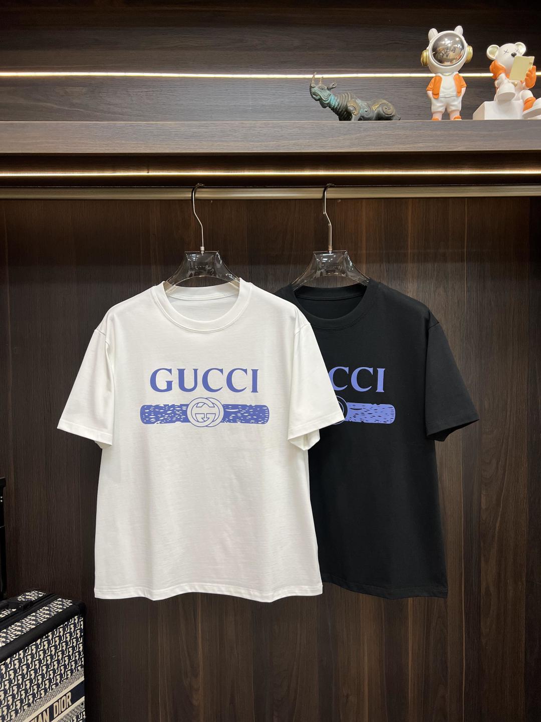 NO:461654,Continuously stocked series!  High-quality must-have for July. Gucci is exclusively available for the new autumn Gucci fashion casual round neck short sleeves, high-density 320g pure cotton fabric, high-end needle embroidery, high-end European version original single T-shirt, trendy and fashionable casual half-sleeved, high breathable and comfortable, impeccable details, brand element design concept, reflecting high quality. It presents casual cut, and the upper body style is superb!  Code Number M-3XL H2025 new model first release, gucci, gucci, T-shirt, tees, t-shirt, alexander wang19860909不断货系列！高品质7月必选 主推 Gucci 独家专供秋季新款古驰时尚休闲圆领短袖,高密度320克纯棉面料,高级密针刺绣、高端欧版原单T恤,潮流时尚休闲半袖 透气舒适度高,细节无可挑剔,品牌元素设计理念,体现高品质.呈现休闲裁剪,上身版型超赞！码数M-3XL H2025新款首发,,gucci,gucci,T-shirt,tees，t-shirt,alexander wang,Men's clothing