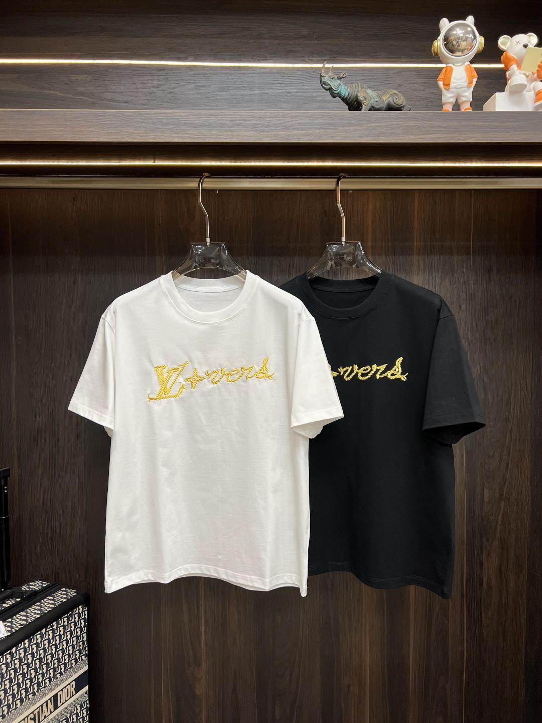 NO:461597,Continuously stocked series!  High-quality must-have for July, the main recommendation LV is exclusively available for new autumn donkey brand fashionable casual round neck short sleeves, high-density 320g pure cotton fabric, high-end needle embroidery, high-end European version original single T-shirt, trendy and fashionable casual half-sleeved, high breathable and comfortable, impeccable details, brand element design concept, reflecting high quality. It presents casual cut, and the upper body style is superb!  Code Number M-3XL H2025 new model first release, louis vuitton,louis vuitton,t-shirt,tees,t-shirt,alexander wang19860909不断货系列！高品质7月必选 主推 LV 独家专供秋季新款驴牌时尚休闲圆领短袖,高密度320克纯棉面料,高级密针刺绣、高端欧版原单T恤,潮流时尚休闲半袖 透气舒适度高,细节无可挑剔,品牌元素设计理念,体现高品质.呈现休闲裁剪,上身版型超赞！码数M-3XL H2025新款首发,,louis vuitton,louis vuitton,T-shirt,tees，t-shirt,alexander wang,Men's clothing