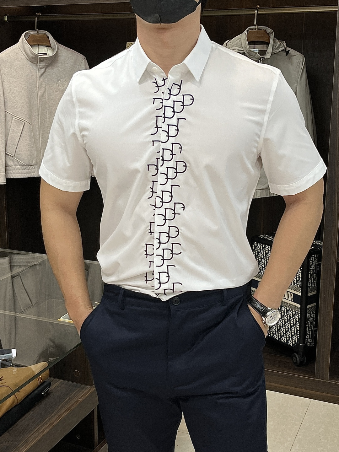 NO:461606,The main products are constantly being sold for Dior. The latest men's must-have short-sleeved shirt, natural cotton, comfortable and breathable, original single product, original fabric, soft and comfortable, high-end and luxurious, enough to have a sufficient level of scene, this shirt is proud to make you satisfied and face! Size 38-40-42-44-46-48 New H2025 model first release,,dior,dior,shirts,T-shirt,alexander wang19860909主推不断货,可卖到明年 Dior 迪奥 专柜最新款男士必备款短袖衬衫,天然棉,舒服透气,原单狠货,原版面料,柔软舒适,上身高端又奢华,足够场面的档次,这款衬衫无不骄傲的让你满意有面子! 尺码38-40-42-44-46-48 H2025新款首发,,dior,dior,shirts,T-shirt,alexander wang,Men's clothing