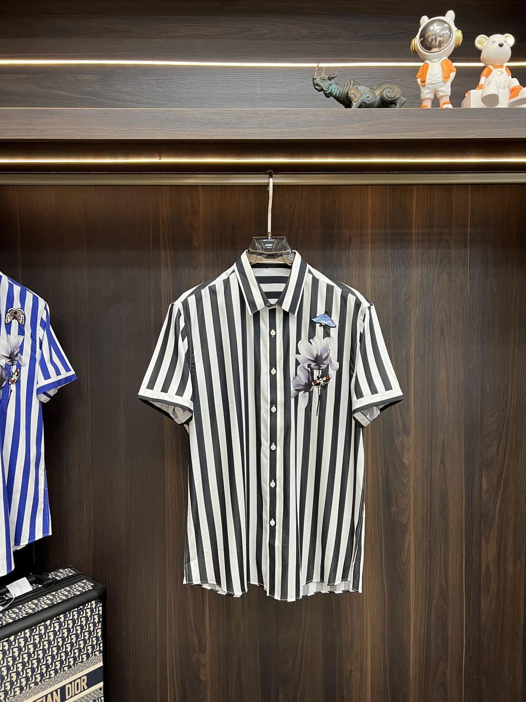 NO:530808,The main products are constantly being sold for next year. D&G Dolce & Gabbana. The latest men's must-have short-sleeved shirt, natural cotton, comfortable and breathable, original single product, original fabric, soft and comfortable, high-end and luxurious, enough to have a sufficient level of scene, this shirt is proud to make you satisfied and face! Size 38-40-42-44-46-48 New H2025 launch, Dolce & Gabbana, Dolce & Gabbana, Shirts, T-shirt, alexander wang19860909主推不断货,可卖到明年 D&G 杜嘉班纳 专柜最新款男士必备款短袖衬衫,天然棉,舒服透气,原单狠货,原版面料,柔软舒适,上身高端又奢华,足够场面的档次,这款衬衫无不骄傲的让你满意有面子! 尺码38-40-42-44-46-48 H2025新款首发,,Dolce&Gabbana,Dolce&Gabbana,shirts,T-shirt,alexander wang,Men's clothing