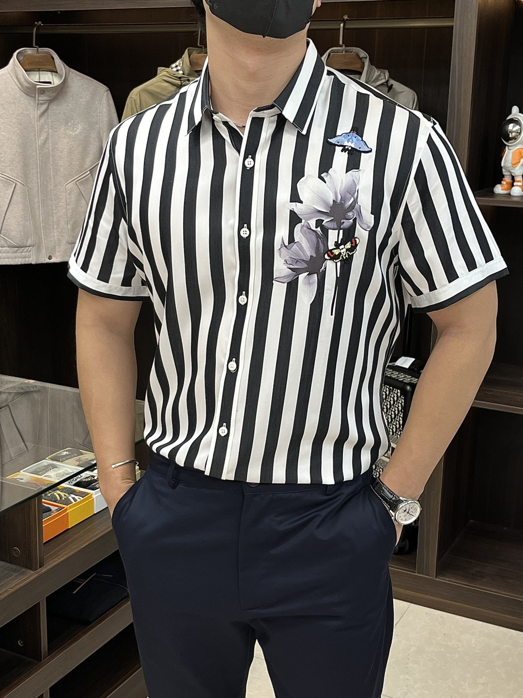 NO:461615,The main products are constantly being sold for next year. D&G Dolce & Gabbana. The latest men's must-have short-sleeved shirt, natural cotton, comfortable and breathable, original single product, original fabric, soft and comfortable, high-end and luxurious, enough to have a sufficient level of scene, this shirt is proud to make you satisfied and face! Size 38-40-42-44-46-48 New H2025 launch, Dolce & Gabbana, Dolce & Gabbana, Shirts, T-shirt, alexander wang19860909主推不断货,可卖到明年 D&G 杜嘉班纳 专柜最新款男士必备款短袖衬衫,天然棉,舒服透气,原单狠货,原版面料,柔软舒适,上身高端又奢华,足够场面的档次,这款衬衫无不骄傲的让你满意有面子! 尺码38-40-42-44-46-48 H2025新款首发,,Dolce&Gabbana,Dolce&Gabbana,shirts,T-shirt,alexander wang,Men's clothing