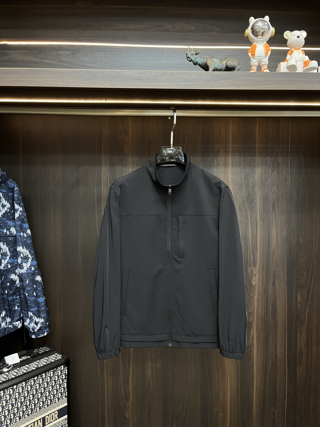 NO:461624,The main recommendation Zegna 2025ss early autumn new style released the Zegna stand-up collar jacket, a popular autumn jacket, which makes you feel comfortable and slim when worn. It is lazy and casual, combined with clean and simple colors, it is particularly pleasing to look at and is suitable for daily wear~ I love to launch sports items embellished with vitality prints!  Size M-3XL, complete three standards, shipped the next day, new H2025 model first release, zegna, jackets & coats, jackets & coats, alexander wang19860909主推 Zegna 2025ss早秋新款发布杰尼亚立领夹克外套,秋季爆款外套,穿上就是舒适自在又显瘦的存在,慵懒而随性,结合干净简单的色系就特别耐看,适合日常穿着~倾情推出缀饰活力印花的运动单品！ 尺码M-3XL 三标齐全 隔天出货 H2025新款首发,,zegna,jackets & coats,jackets & coats,alexander wang,Men's clothing