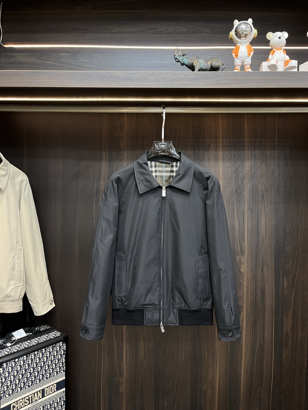 NO:461640,The main recommendation is Burberry 2025ss early autumn new style released Burberry lapel jacket, autumn hot jacket, plaid inner, war horse embroidered jacket, comfortable and slim when worn, lazy and casual, combined with clean and simple colors, it is particularly durable and suitable for daily wear~ I love to launch sports items embellished with vitality prints!  Size M-3XL, complete three standards, shipped the next day, new H2025 model first release, burberry, burberry, jackets & coats, jackets & coats, alexander wang19860909主推 Burberry 2025ss早秋新款发布巴宝莉翻领夹克外套,秋季爆款外套,格子内里,战马刺绣款外套,穿上就是舒适自在又显瘦的存在,慵懒而随性,结合干净简单的色系就特别耐看,适合日常穿着~倾情推出缀饰活力印花的运动单品！ 尺码M-3XL 三标齐全 隔天出货 H2025新款首发,,burberry,burberry,jackets & coats,jackets & coats,alexander wang,Men's clothing