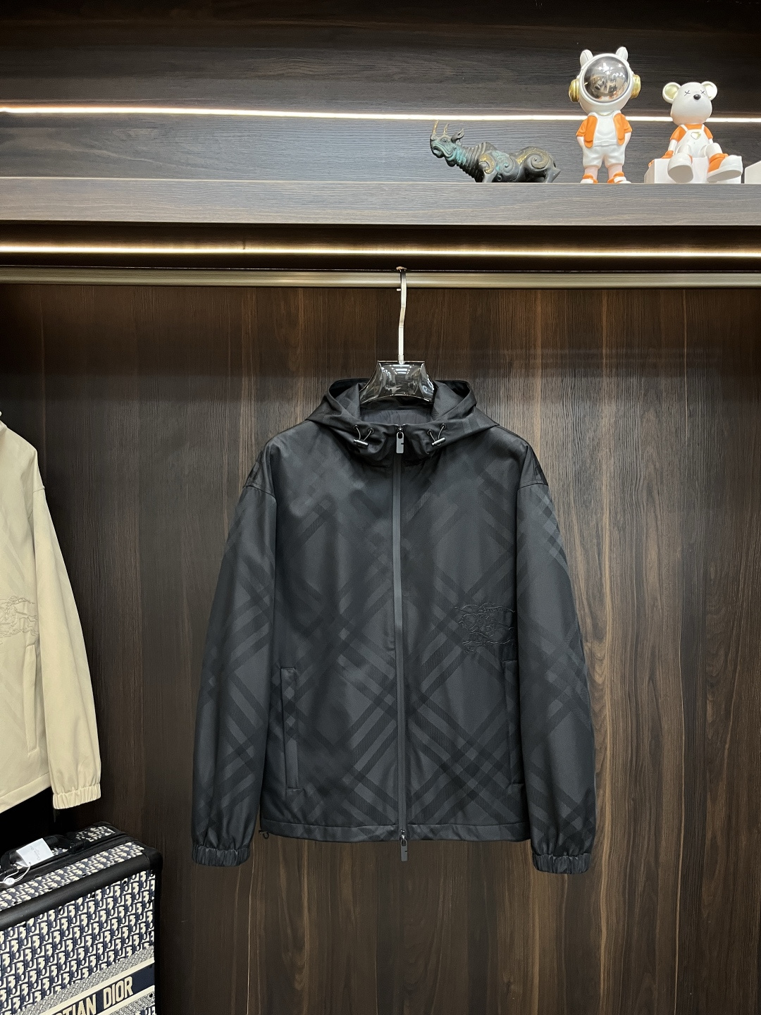 NO:515479,The new Burberry Ss early autumn style is released. The Burberry hooded jacket is released, the autumn hot jacket, and the plaid jacquard and horse embroidered jacket. It is comfortable and comfortable to wear. It is lazy and casual, combined with clean and simple colors, which is particularly pleasing to look at. It is suitable for daily wear~ I love to launch sports items embroidered with vitality prints!  Size M-3XL, complete three standards, shipped the next day, new H models are launched, burberry, burberry, jackets & coats, jackets & coats, hats, alexander wang19860909主推Burberry ss早秋新款发布巴宝莉连帽夹克外套,秋季爆款外套,格子提花战马刺绣款款外套,穿上就是舒适自在又显瘦的存在,慵懒而随性,结合干净简单的色系就特别耐看,适合日常穿着~倾情推出缀饰活力印花的运动单品！ 尺码M-3XL 三标齐全 隔天出货 H新款首发,,burberry,burberry,jackets & coats,jackets & coats,hats,alexander wang,Men's clothing