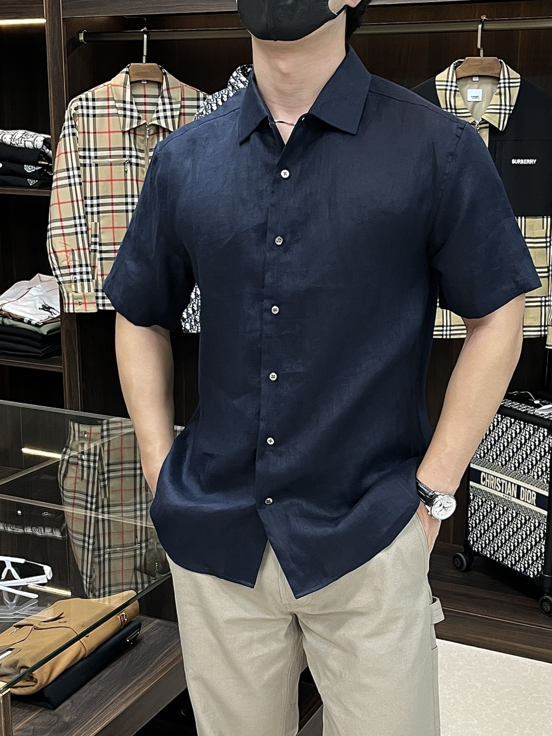 NO:501693,The main recommendation is the new LSS linen short-sleeved shirt. This shirt is made of linen fabric, with pearl shell buttons and closures. The short-sleeved style design and thread make summer more refreshing and comfortable. It is very versatile in business and leisure. It is highly recommended!  Color Hemp White Royal Blue Dark Green Number S M L XL2XL,,shirts,T-shirt,alexander wang19860909主推 LSS新款亚麻短袖衬衫,这款衬衫采用亚麻面料制作而成,珍珠贝壳纽扣开合,短袖款式设计搭配麻料让夏季更加清爽舒适,商务休闲都巨百搭,强烈建议！ 颜色麻色 白色 宝蓝色 墨绿 码数S M L XL2XL,,shirts,T-shirt,alexander wang,Men's clothing