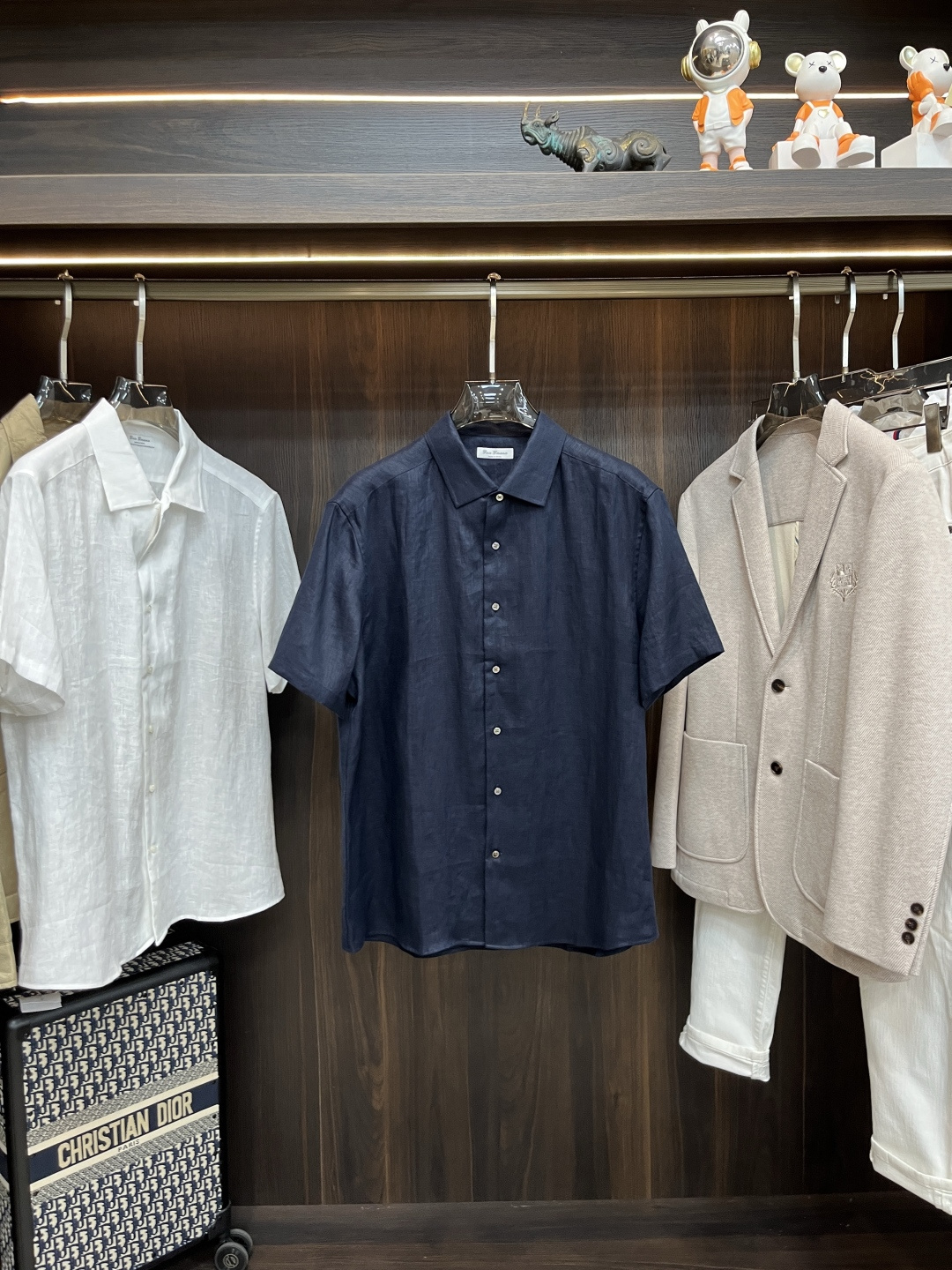 NO:473488,The main recommendation is the new LSS linen short-sleeved shirt. This shirt is made of linen fabric, with pearl shell buttons and closures. The short-sleeved style design and thread make summer more refreshing and comfortable. It is very versatile in business and leisure. It is highly recommended!  Color Hemp White Royal Blue Dark Green Number S M L XL2XL,,shirts,T-shirt,alexander wang19860909主推 LSS新款亚麻短袖衬衫,这款衬衫采用亚麻面料制作而成,珍珠贝壳纽扣开合,短袖款式设计搭配麻料让夏季更加清爽舒适,商务休闲都巨百搭,强烈建议！ 颜色麻色 白色 宝蓝色 墨绿 码数S M L XL2XL,,shirts,T-shirt,alexander wang,Men's clothing