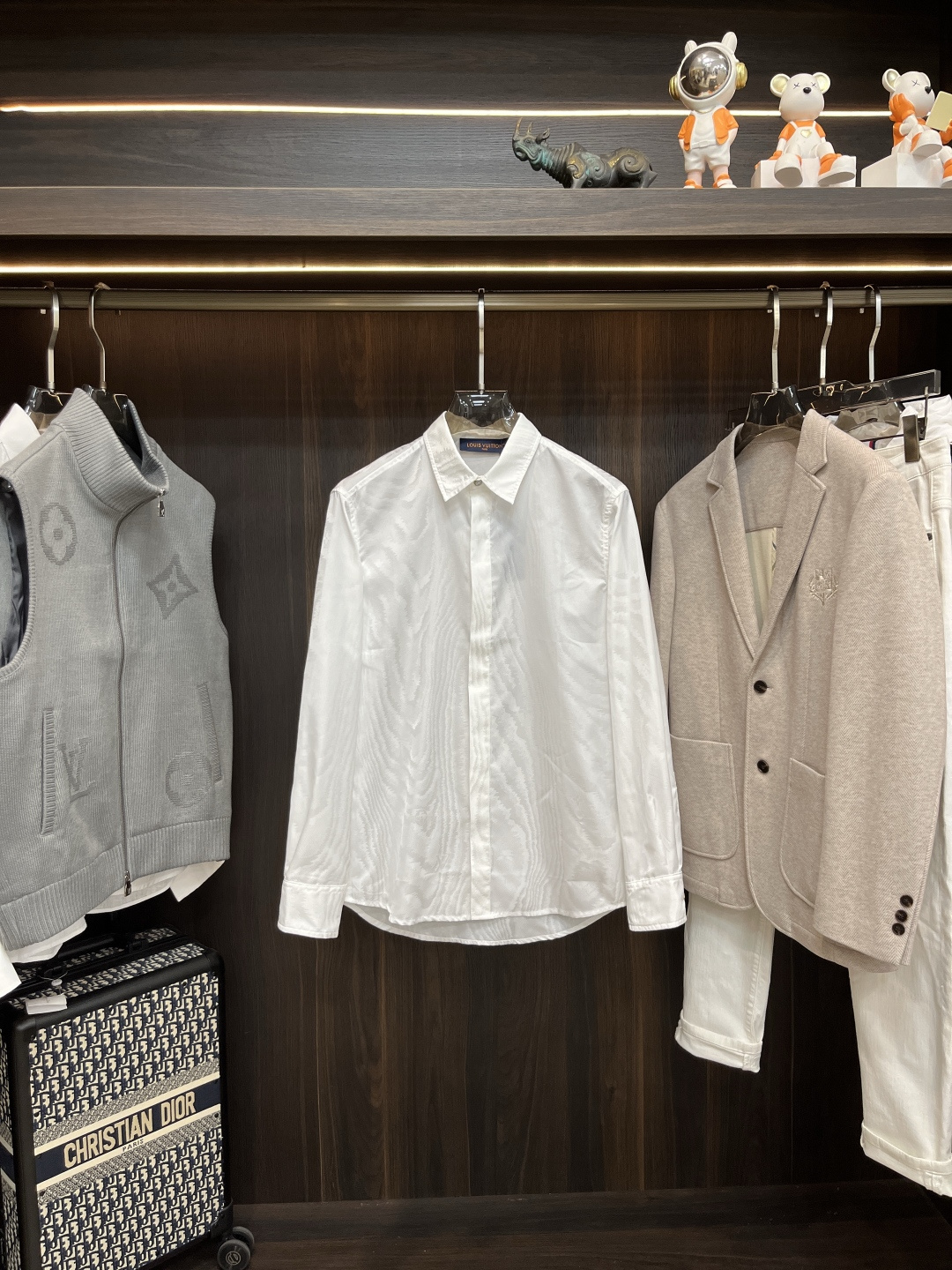 NO:473477,The main recommendation is the LV25SS jacquard blended evening shirt. This blended evening shirt relies on the delicate jacquard craftsmanship to interpret the eye-catching style of the seasonal LV Moiré pattern, and then cleverly hides Monogram elements in it. The secret buttons and pearlescent buttons at the top perfect details, and the style is novel and unique, highly recommended!  S M L XL, louis vuitton,shirts,alexander wang19860909主推 LV25SS提花混纺晚装衬衫,这款混纺晚装衬衫依托细腻提花工艺,演绎当季LV Moiré图案的瞩目格调,再将Monogram 元素巧妙藏于其中.暗扣前襟和顶端珠光纽扣完善细节,款式新颖独特,强烈推荐！ 码数S M L XL,,louis vuitton,shirts,alexander wang,Men's clothing