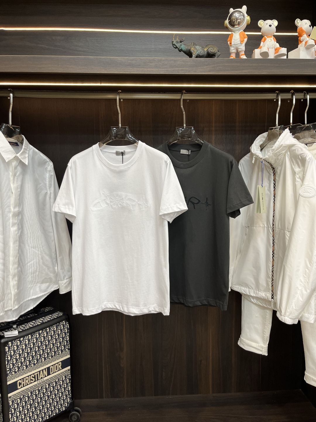 NO:473479,The main recommendation is Dior 25SS new embroidered T-shirt. This T-shirt is a new product for the men's clothing series in 2025. It comes from the DIORANDLEWISHAMILTON limited series. It is carefully crafted from cotton jersey fabrics, with the front embroidery with a co-branded series, reinterpreting the Dior logo in graphic style. It highlights the sporty silhouette and can be matched with jeans or sports trousers. Highly recommended!  Color white gray Number S M L XL,,dior,jeans,tees,t-shirt,alexander wang19860909主推 Dior 25SS新款刺绣T恤衫,这款T恤是二零二五秋季男装系列新品,来自DIORANDLEWISHAMILTON 限定系列.采用棉质平纹针织面料精心制作,正面饰以联名系列刺绣,以图形风格重新诠释Dior标志.突显运动风格廓形,可搭配牛仔裤或运动长裤.强烈推荐！ 颜色白色 灰色 码数S M L XL,,dior,jeans,tees，t-shirt,alexander wang,Men's clothing