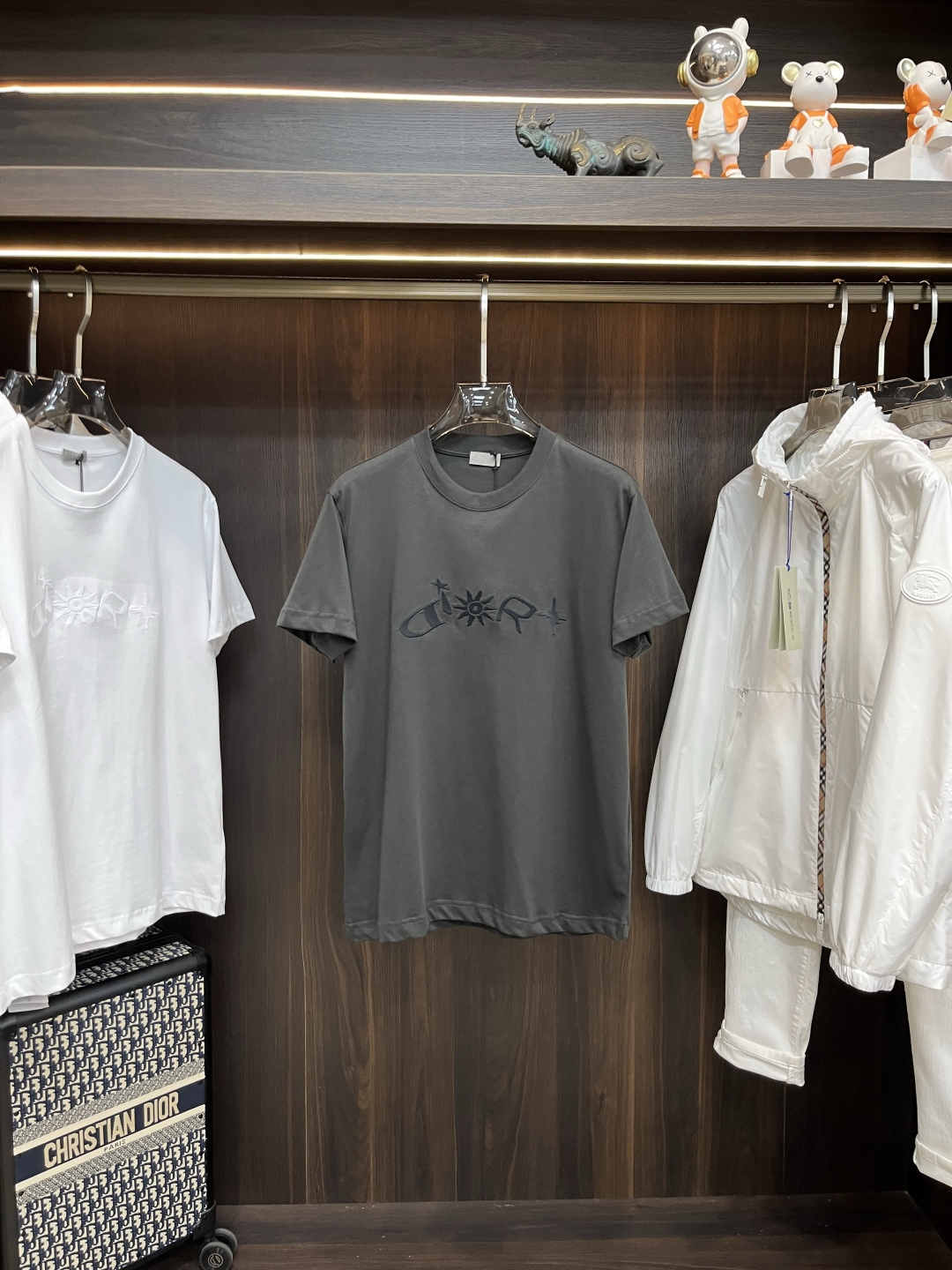 NO:473484,The main recommendation is Dior 25SS new embroidered T-shirt. This T-shirt is a new product for the men's clothing series in 2025. It comes from the DIORANDLEWISHAMILTON limited series. It is carefully crafted from cotton jersey fabrics, with the front embroidery with a co-branded series, reinterpreting the Dior logo in graphic style. It highlights the sporty silhouette and can be matched with jeans or sports trousers. Highly recommended!  Color white gray Number S M L XL,,dior,jeans,tees,t-shirt,alexander wang19860909主推 Dior 25SS新款刺绣T恤衫,这款T恤是二零二五秋季男装系列新品,来自DIORANDLEWISHAMILTON 限定系列.采用棉质平纹针织面料精心制作,正面饰以联名系列刺绣,以图形风格重新诠释Dior标志.突显运动风格廓形,可搭配牛仔裤或运动长裤.强烈推荐！ 颜色白色 灰色 码数S M L XL,,dior,jeans,tees，t-shirt,alexander wang,Men's clothing