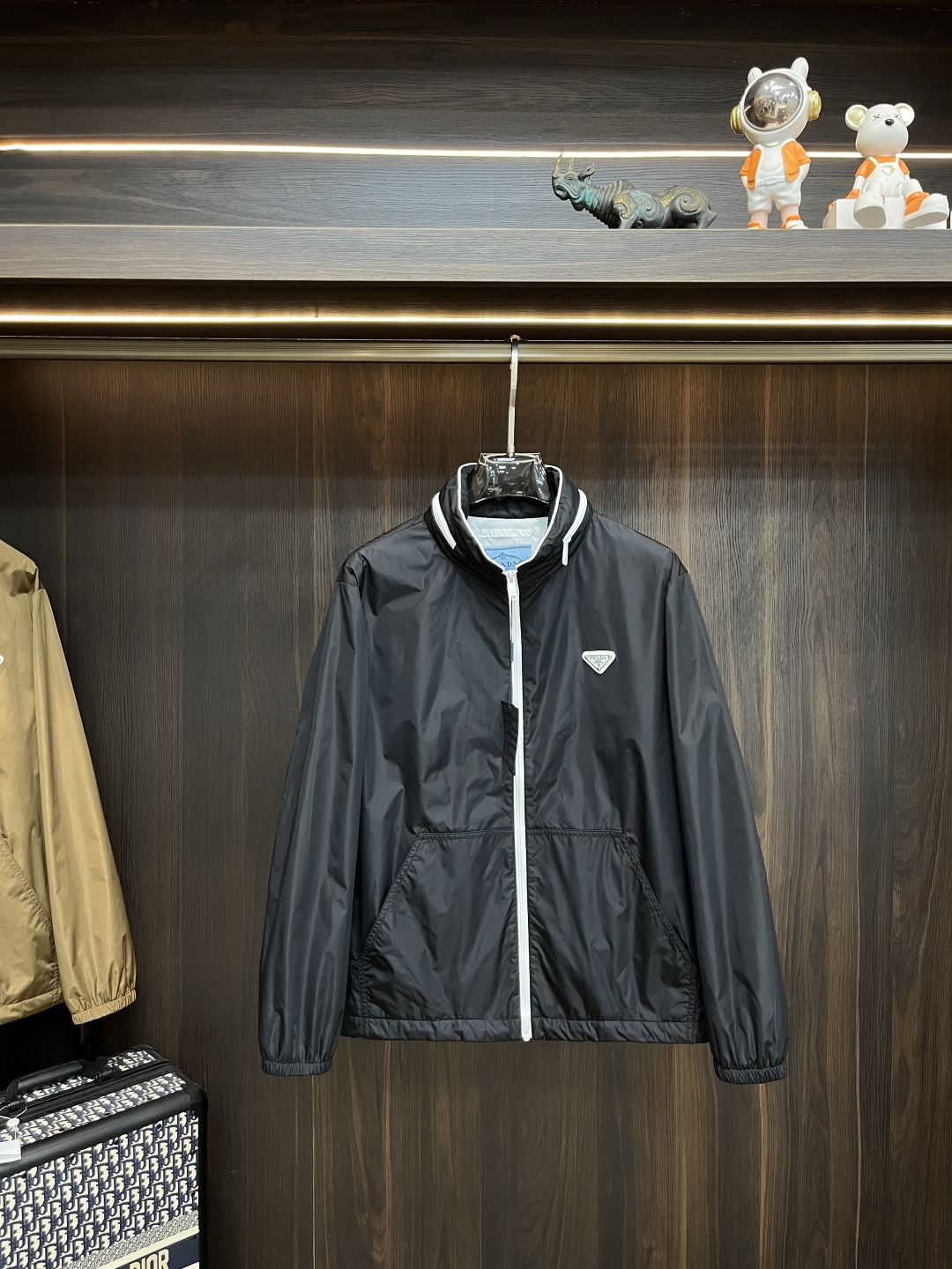 NO:515483,Prada Ss's early autumn new model is released. The autumn hot hidden hat design jacket is a comfortable and comfortable appearance and slim appearance. It is lazy and casual, combined with clean and simple colors, which is particularly pleasing to look at. It is suitable for daily wear~ I love to launch sports items embellished with vitality prints!  Size M-3XL complete three standards: H8897 H new model first release, prada, prada, jackets & coats, hats, alexander wang19860909Prada ss早秋新款发布普拉达连帽外套,秋季爆款隐藏帽设计外套,穿上就是舒适自在又显瘦的存在,慵懒而随性,结合干净简单的色系就特别耐看,适合日常穿着~倾情推出缀饰活力印花的运动单品！ 尺码M-3XL 三标齐全 :H8897 H新款首发,,prada,prada,jackets & coats,hats,alexander wang,Men's clothing