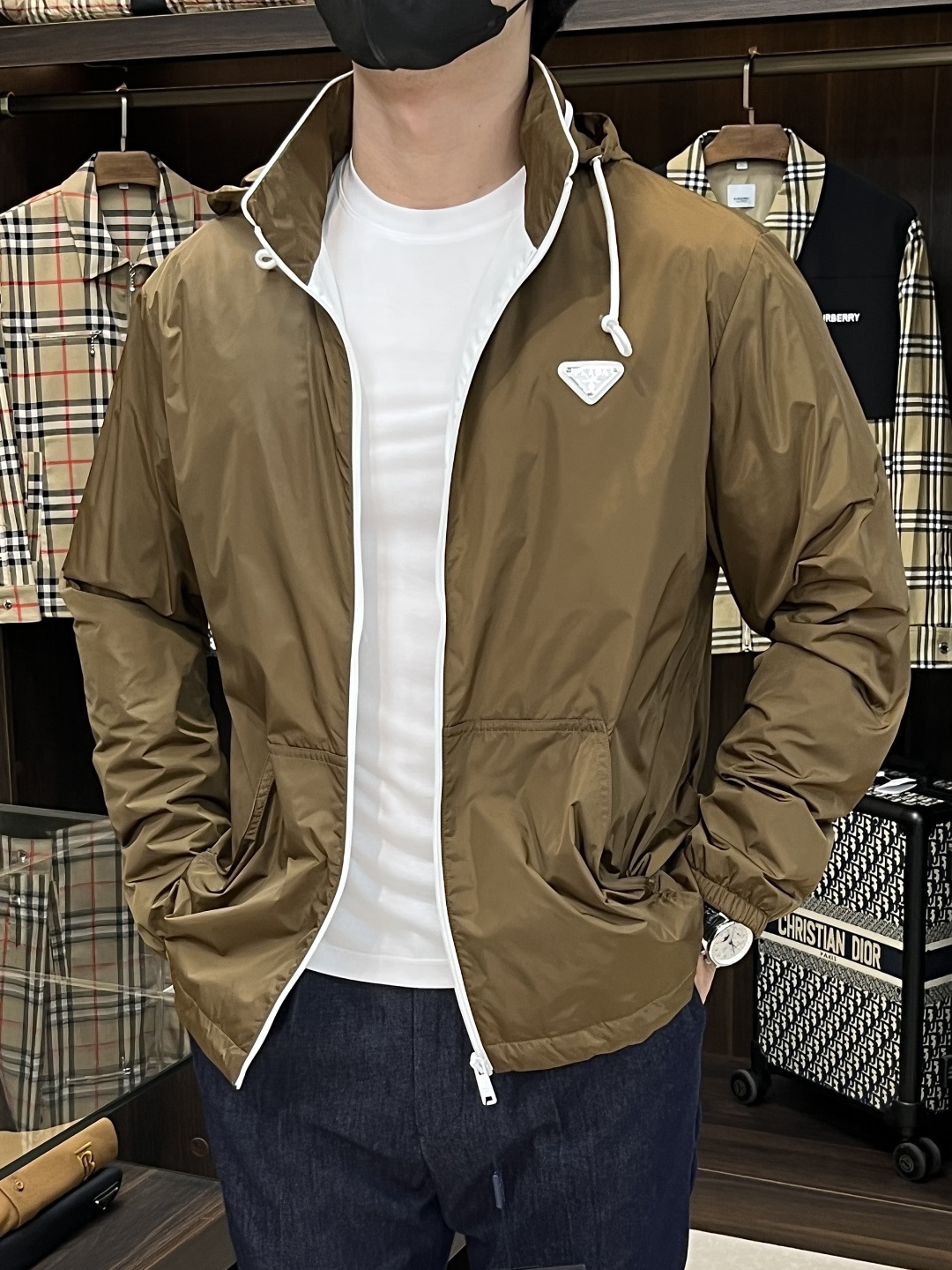 NO:473509,The main recommendation is the new Prada 2025ss early autumn style released Prada hooded jacket, a popular hidden hat design jacket in autumn. It is comfortable and comfortable to wear, lazy and casual, combined with clean and simple colors, which is particularly pleasing to the eye, suitable for daily wear~ I love to launch sports items embellished with vitality prints!  Size M-3XL, complete three standards, shipped the next day, new H2025 models first released, prada, prada, jackets & coats, hats, alexander wang19860909主推 Prada 2025ss早秋新款发布普拉达连帽外套,秋季爆款隐藏帽设计外套,穿上就是舒适自在又显瘦的存在,慵懒而随性,结合干净简单的色系就特别耐看,适合日常穿着~倾情推出缀饰活力印花的运动单品！ 尺码M-3XL 三标齐全 隔天出货 H2025新款首发,,prada,prada,jackets & coats,hats,alexander wang,Men's clothing