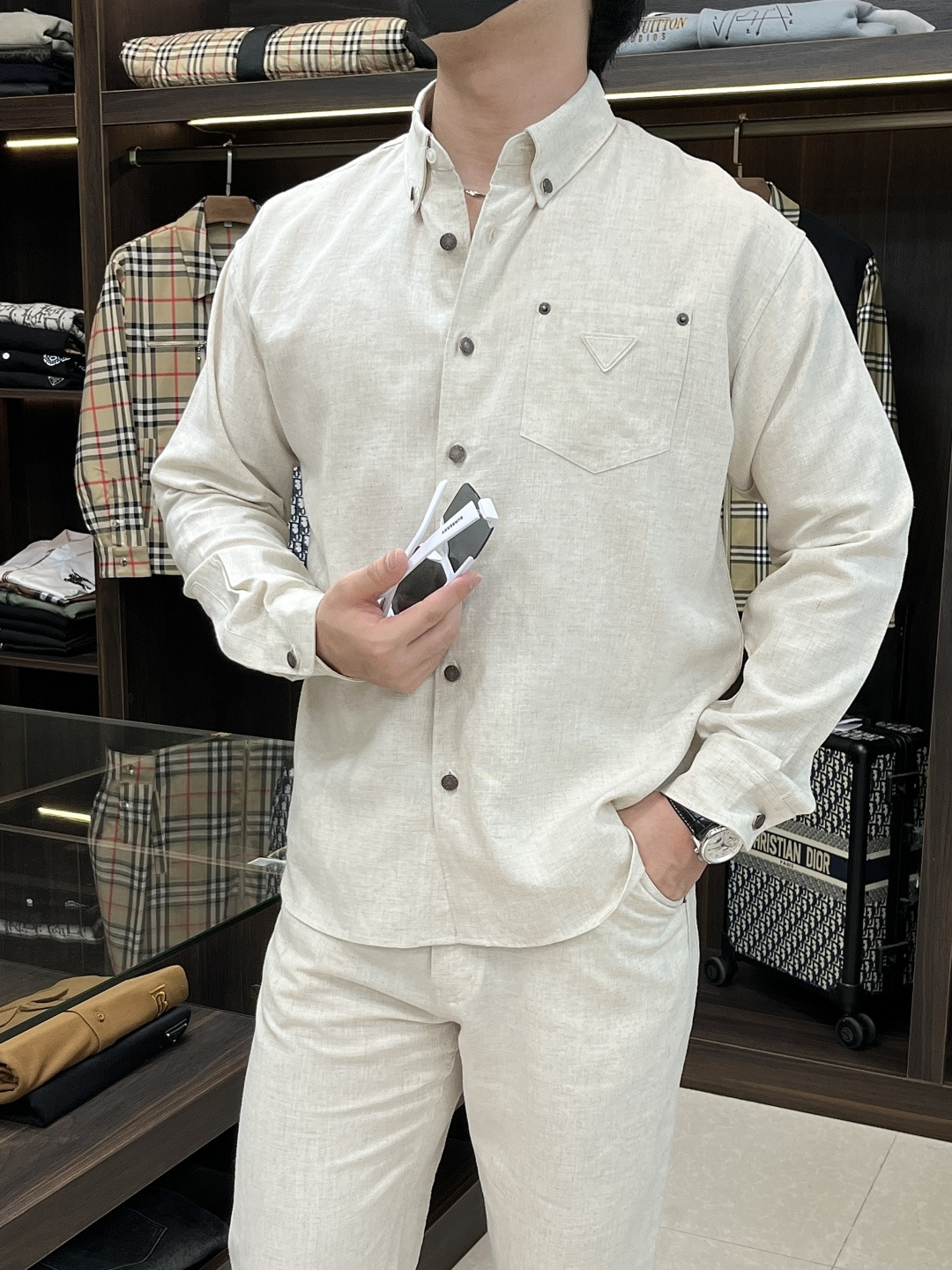 NO:501705,The main clothes Prada 25ss new fabric triangle micro-label, 70-day silk, 30-line suit, this shirt trousers are made of 70-day silk and 30-line fabric, the original version is developed 1:1. The shirt is soft and delicate, the chest is decorated with classic fabric triangle micro-label, copper-colored metal buttons, and the trousers are classic with five pockets. The access control zipper is decorated with triangle micro-label, and the rear pocket is decorated with triangle micro-label. The style is novel and unique, making you more comfortable to wear. It is the best choice for summer crisp clothing. A set of matching is more elegant, highly recommended!  Tops and pants size M L XL 2XL 3XL, prada, alexander wang19860909主推衣服 裤子 Prada 25ss新款织物三角形微标,70天丝,30亚麻套装,这款衬衣长裤采用70天丝,30亚麻面料制作而成,原版1:1开发,衬衣柔软细腻,胸前饰有经典织物三角形微标,铜色金属纽扣开合,长裤以五口袋为经典,门禁拉链开合,后口袋饰有三角微标,款式新颖别致,让您穿着更加舒适,是夏日挺括衣装的不二之选.一套搭配更显气质,强烈推荐！ 上衣裤子码数M L XL 2XL 3XL,,prada,alexander wang,Men's clothing