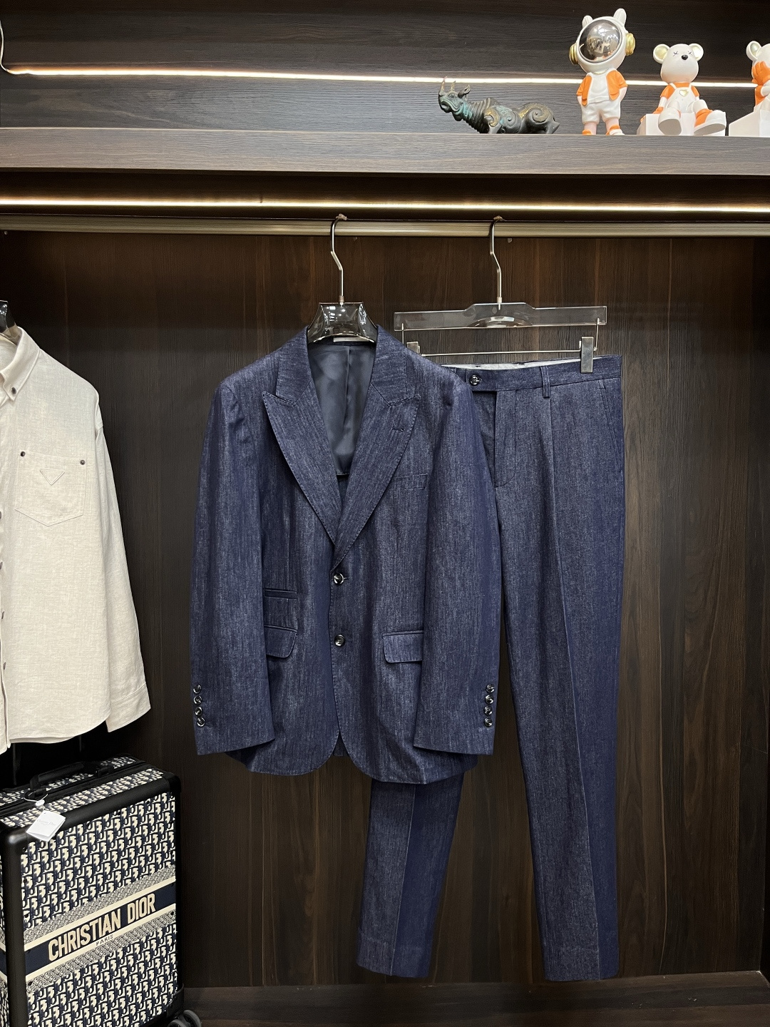 NO:476095,The main recommendation is the new denim blue suit set of BC. This suit is made of denim cotton fabric. The original version is developed and customized by 1:1. The suit jacket is attached to the chest, the shoulders are slightly prominent. The hips and leg of the pants are cut in regular sizes. The unique style shows the exquisite style of Brunello Cucinelli, which easily reflects the charm of men. It is highly recommended!  Top size 46 48 50 52 54 Pants size 46 48 50 52 54,,brunello cucinelli,jackets & coats,business suit,alexander wang19860909主推衣服 裤子 BC新款牛仔蓝西服套装,这款西服套装采用牛仔棉面料制作而成,原版1:1开发定做而成,西装夹克贴胸,肩部略显突出,裤子髋部和裤管常规尺寸裁剪,款式独特彰显Brunello Cucinelli精美风格,轻松体现出男性的魅力,强烈推荐！ 上衣尺寸46 48 50 52 54 裤子尺寸46 48 50 52 54,,brunello cucinelli,jackets & coats,business suit,alexander wang,Men's clothing