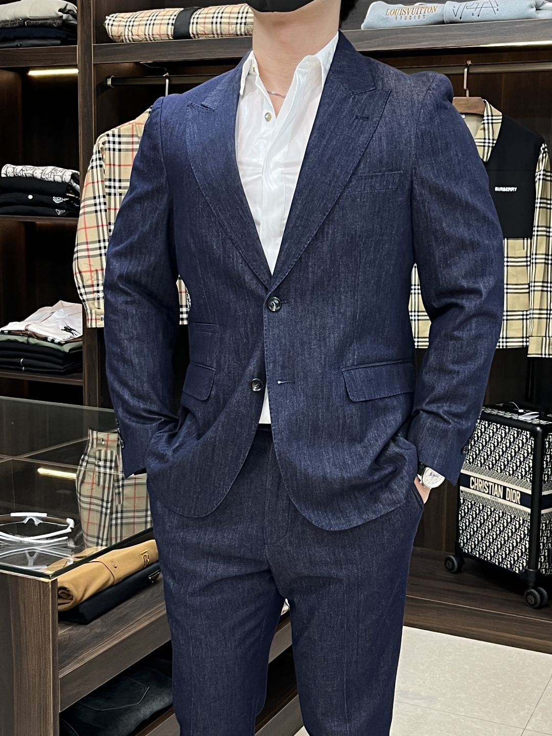 NO:501710,The main recommendation is the new denim blue suit set of BC. This suit is made of denim cotton fabric. The original version is developed and customized by 1:1. The suit jacket is attached to the chest, the shoulders are slightly prominent, and the hips and leg of the pants are cut in regular sizes. The unique style shows the exquisite style of Brunello Cucinelli, which easily reflects the charm of men. It is highly recommended!  Top size 46 48 50 52 54 Pants size 46 48 50 52 54,,brunello cucinelli,jackets & coats,business suit,alexander wang19860909主推衣服 裤子 BC新款牛仔蓝西服套装,这款西服套装采用牛仔棉面料制作而成,原版1:1开发定做而成,西装夹克贴胸,肩部略显突出,裤子髋部和裤管常规尺寸裁剪,款式独特彰显Brunello Cucinelli精美风格,轻松体现出男性的魅力,强烈推荐！ 上衣尺寸46 48 50 52 54 裤子尺寸46 48 50 52 54,,brunello cucinelli,jackets & coats,business suit,alexander wang,Men's clothing