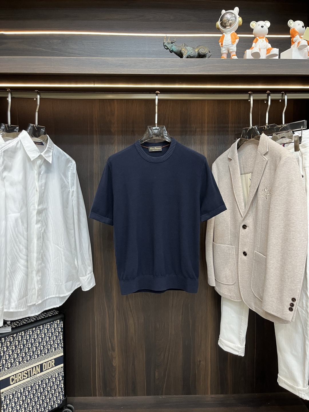 NO:476105,The main recommendation is the new LSS Walkery men's round neck sweater. This round neck short-sleeved sweater is made of cotton and mulberry silk blended yarn. The whole body convex needle knitting creates a light and smooth style that fits the rotator sleeves, making it softer and more comfortable to wear. Highly recommended!  Color navy blue rose red white yard 46 48 50 52 54,,T-shirt,alexander wang19860909主推 LSS新款Walkery 男士圆领针织衫,这款圆领短袖针织衫采用棉质与桑蚕丝混纺纱线制成.通体凸针编织营造出轻盈且流畅的版型,契合落肩袖,令穿着更加柔软舒适.强烈推荐！ 颜色海军蓝 玫瑰红 白色 码数46 48 50 52 54,,T-shirt,alexander wang,Men's clothing