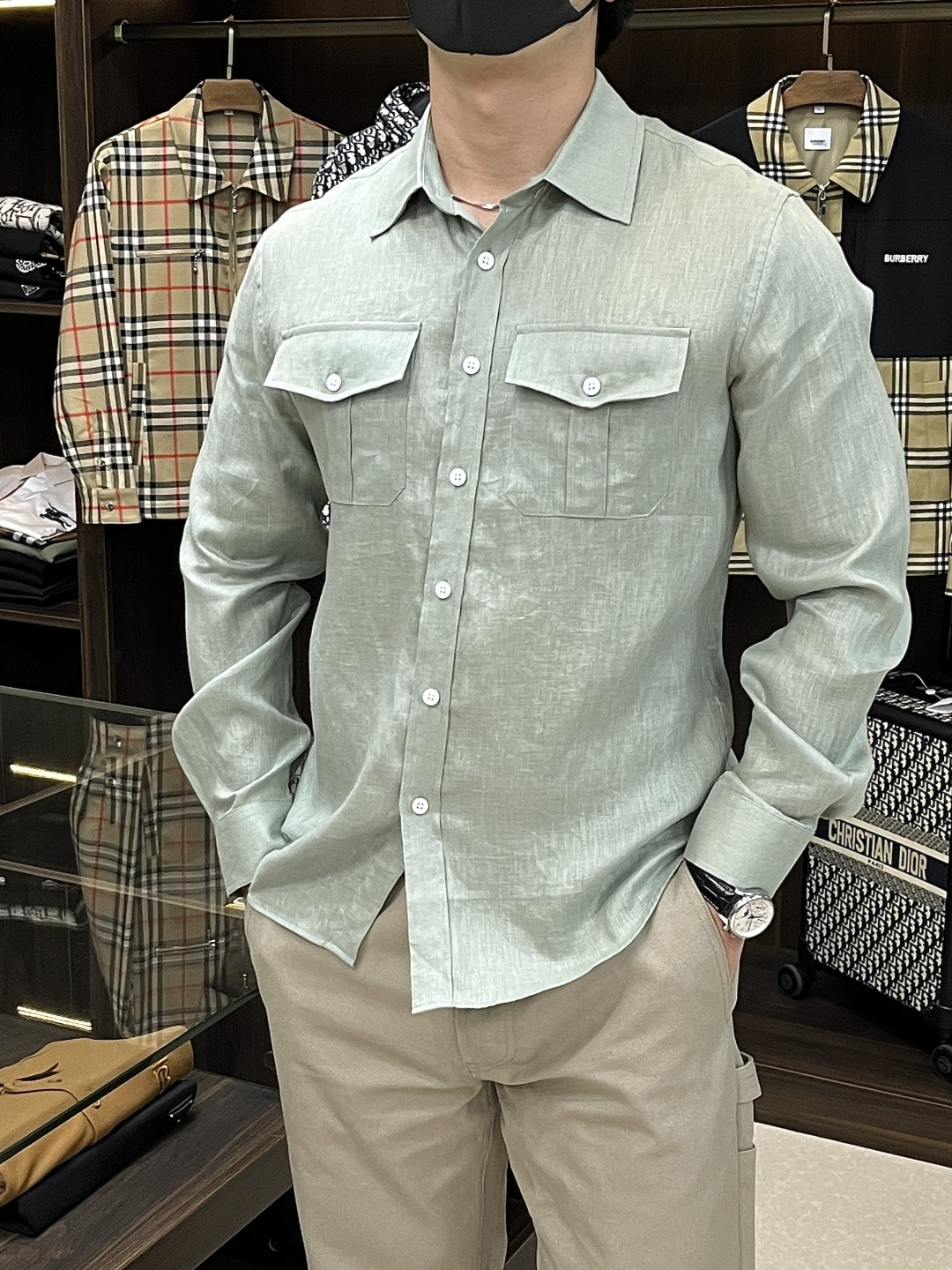 NO:501714,The main recommendation is the new LSS pleated linen shirt. This long-sleeved shirt is made of linen fabric, with shell buttons and closure, two pockets in the front and middle. The style is super positive, the fabric is comfortable and breathable, and the upper body effect is excellent. Highly recommended!  Color Hemp White Royal Blue Gray Green Number S M L XL2XL,,shirts,alexander wang19860909主推 LSS新款褶皱亚麻衬衫,这款长袖衬衫采用亚麻面料制作而成,贝壳纽扣开合,前中两口袋设计,版型超正,面料舒适透气,上身效果超赞,强烈推荐！ 颜色麻色 白色 宝蓝色 灰绿色 码数S M L XL2XL,,shirts,alexander wang,Men's clothing