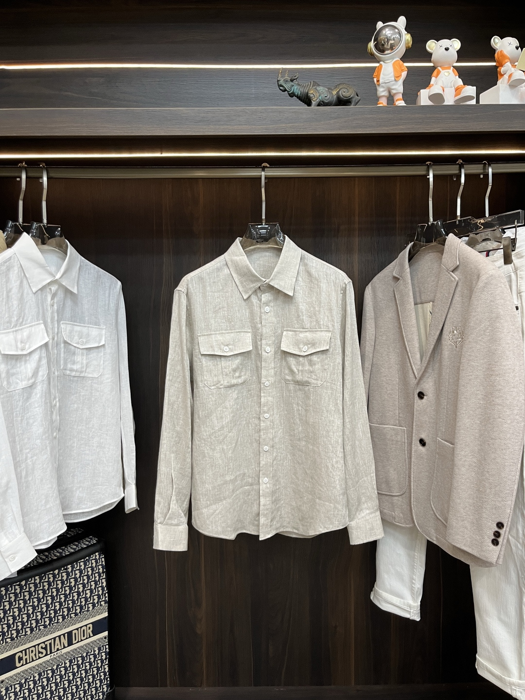 NO:476113,The main recommendation is the new LSS pleated linen shirt. This long-sleeved shirt is made of linen fabric, with shell buttons and closure, two pockets in the front and middle. The style is super positive, the fabric is comfortable and breathable, and the upper body effect is excellent. Highly recommended!  Color Hemp White Royal Blue Gray Green Number S M L XL2XL,,shirts,alexander wang19860909主推 LSS新款褶皱亚麻衬衫,这款长袖衬衫采用亚麻面料制作而成,贝壳纽扣开合,前中两口袋设计,版型超正,面料舒适透气,上身效果超赞,强烈推荐！ 颜色麻色 白色 宝蓝色 灰绿色 码数S M L XL2XL,,shirts,alexander wang,Men's clothing