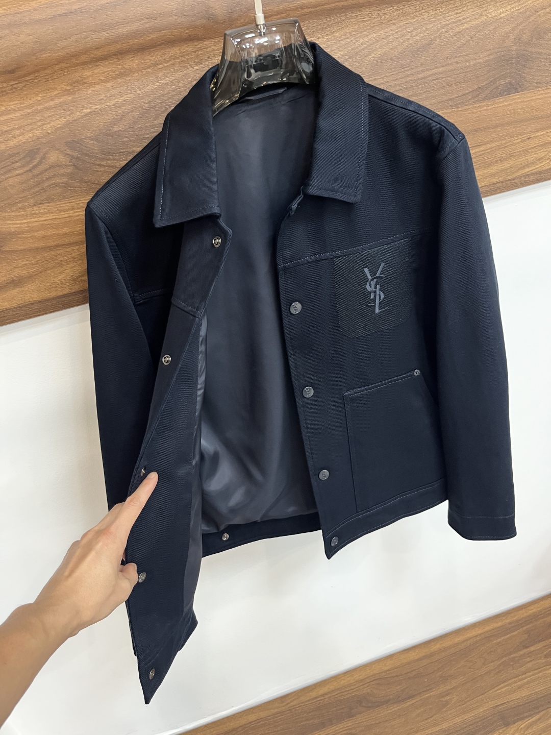 YSL 2025s Early Autumn Billboard Featuring St. Roland’s Coat Launch (20 words) - 图片 3