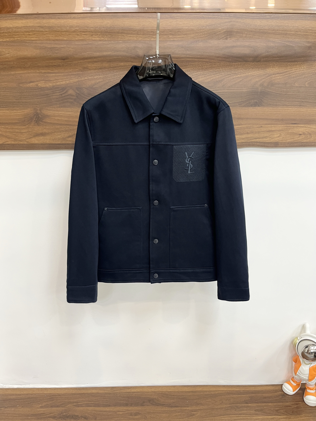 YSL 2025s Early Autumn Billboard Featuring St. Roland’s Coat Launch (20 words) - 图片 1