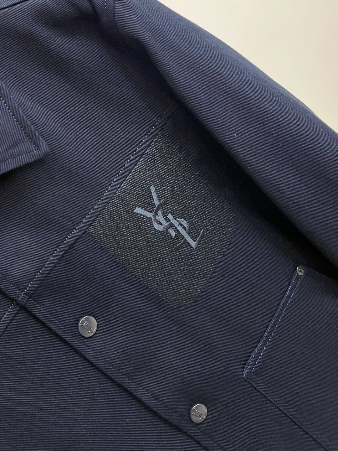 YSL 2025s Early Autumn Billboard Featuring St. Roland’s Coat Launch (20 words) - 图片 9