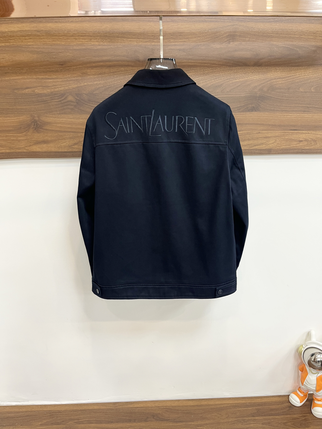 YSL 2025s Early Autumn Billboard Featuring St. Roland’s Coat Launch (20 words) - 图片 4