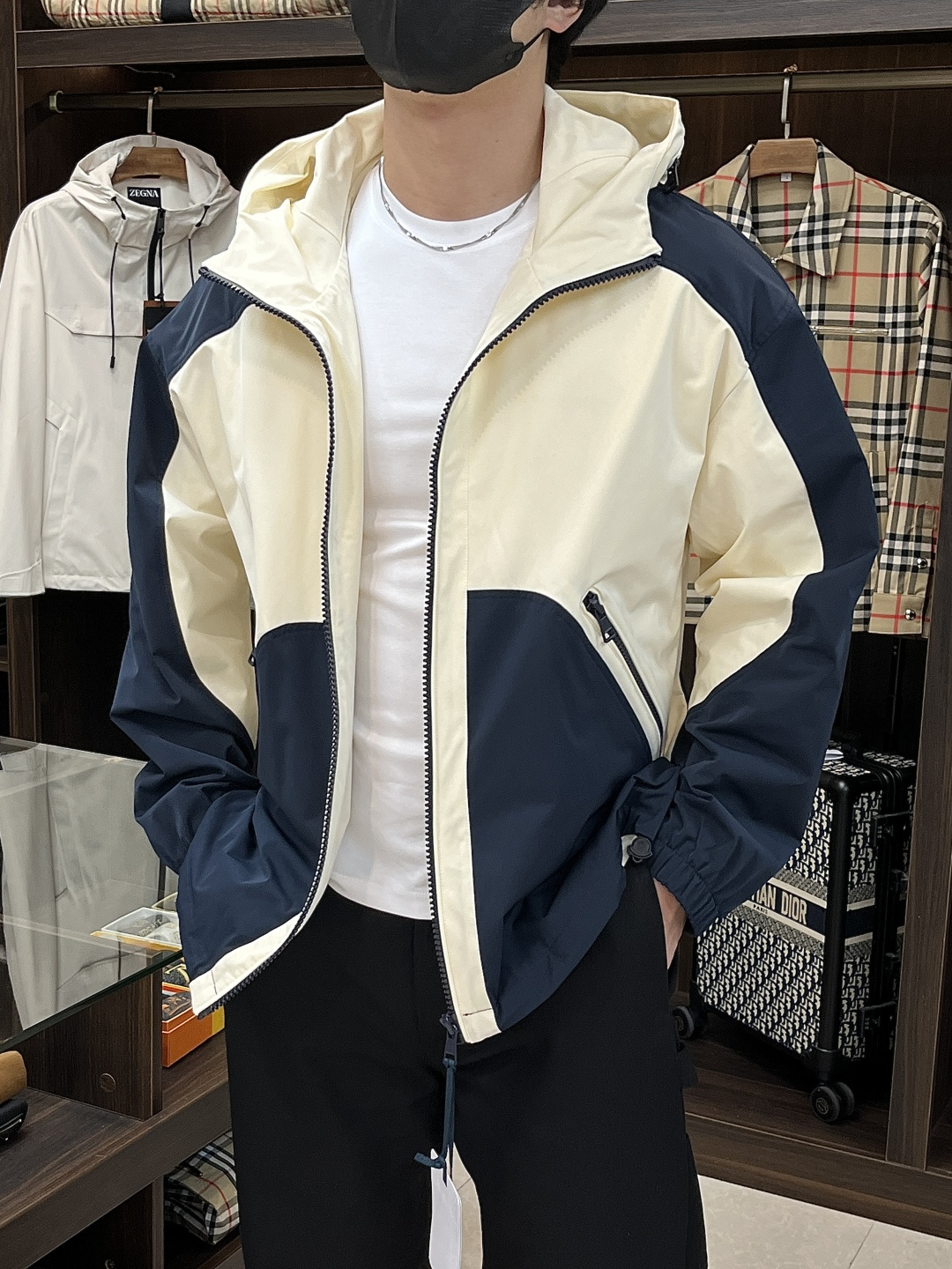 NO:476126,The main recommendation is Moncler 2025ss early autumn new style released a covert hooded jacket jacket, a hot autumn two-color splicing thin cotton design jacket, which makes you feel comfortable and slim when worn. It is lazy and casual, combined with a clean and simple color scheme, which is particularly pleasing to look at and suitable for daily wear~ I love to launch sports items embellished with vitality prints!  Size M-3XL, complete three standards, shipped the next day, new H2025 model first release, Moncler, jackets & coats, jackets & coats, hats, alexander wang19860909主推 Moncler 2025ss早秋新款发布蒙口连帽夹克外套,秋季爆款双色拼接夹薄棉设计外套,穿上就是舒适自在又显瘦的存在,慵懒而随性,结合干净简单的色系就特别耐看,适合日常穿着~倾情推出缀饰活力印花的运动单品！ 尺码M-3XL 三标齐全 隔天出货 H2025新款首发,,Moncler,jackets & coats,jackets & coats,hats,alexander wang,Men's clothing