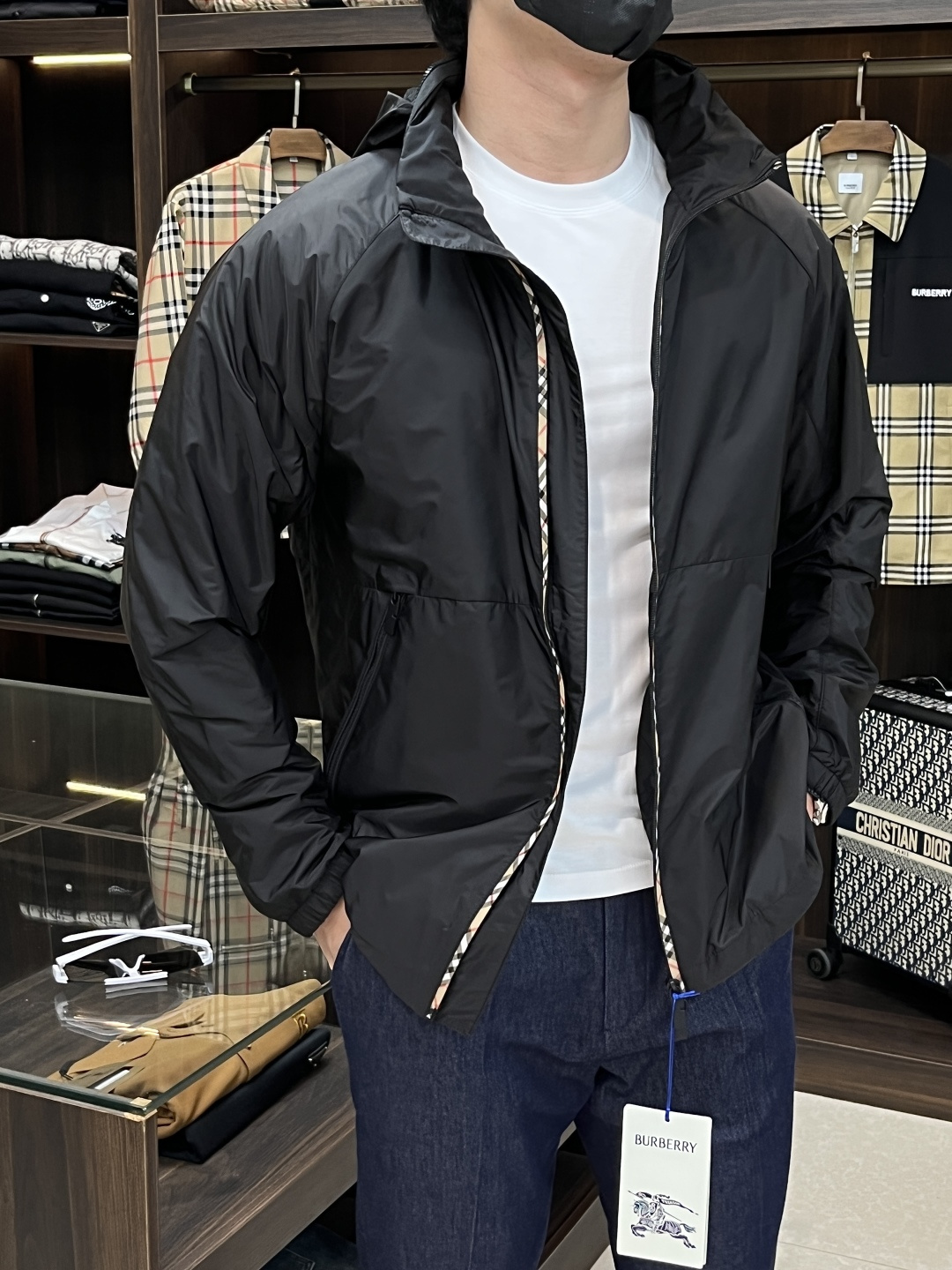 NO:476138,The main recommendation is Burberry 2025ss early autumn new style released Burberry hooded jacket, a hot autumn hidden hat stand collar clip thin cotton design jacket, which makes you feel comfortable and slim when worn. It is lazy and casual, combined with a clean and simple color scheme, which is particularly pleasing to look at and suitable for daily wear~ I love to launch sports items embellished with vitality prints!  Size M-3XL, complete three standards, shipped the next day, new H2025 model first release, burberry, burberry, jackets & coats, jackets & coats, hats, alexander wang19860909主推 Burberry 2025ss早秋新款发布巴宝莉连帽夹克外套,秋季爆款隐藏帽立领夹薄棉设计外套,穿上就是舒适自在又显瘦的存在,慵懒而随性,结合干净简单的色系就特别耐看,适合日常穿着~倾情推出缀饰活力印花的运动单品！ 尺码M-3XL 三标齐全 隔天出货 H2025新款首发,,burberry,burberry,jackets & coats,jackets & coats,hats,alexander wang,Men's clothing