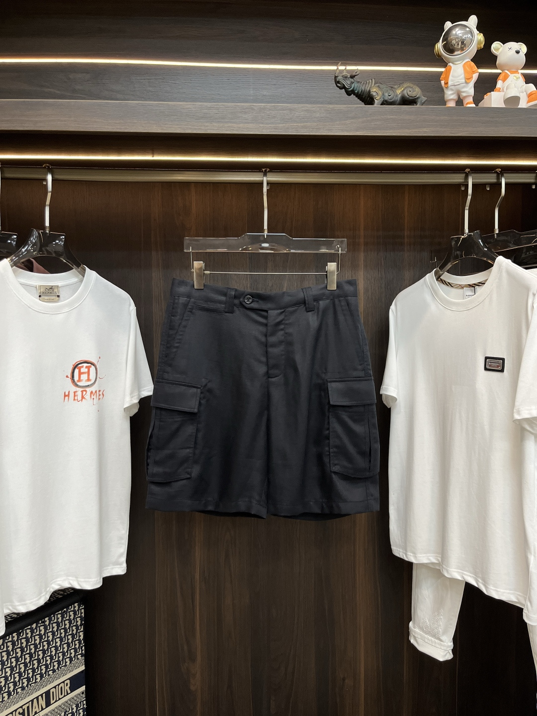 NO:505948,The main recommendation is BC 25 new cotton, linen fish bone pattern breeches and wool Bermuda shorts. This herringbone breeches and wool Bermuda shorts coexist harmoniously, and the quality of Brunello Cucinelli natural yarn is enhanced. The fabric combining cotton and linen characteristics presents a light freshness, with a slightly irregular texture, highlighting the classic taste of the herringbone pattern. The standard size and sticky tooling pockets enhance the casual and loose feeling of the style. Highly recommended!  Color, royal blue, white, green, digit 46, 48, 50, 52, 54, brunello cucinelli, shorts, alexander wang19860909主推 BC 25新款棉麻鱼骨纹马裤呢百慕大短裤这款人字纹马裤呢百慕大短裤中和谐共存,并通过Brunello Cucinelli 天然纱线的品质得到增强.结合棉和亚麻特性的面料呈现出淡淡的清新感,略带不规则的纹理,凸显出人字纹图案的经典品味.而标准尺寸和贴式工装口袋则提升了版型的休闲宽松感.强烈推荐！ 颜色麻色 宝蓝 白色 绿色 码数46 48 50 52 54,,brunello cucinelli,shorts,alexander wang,Men's clothing