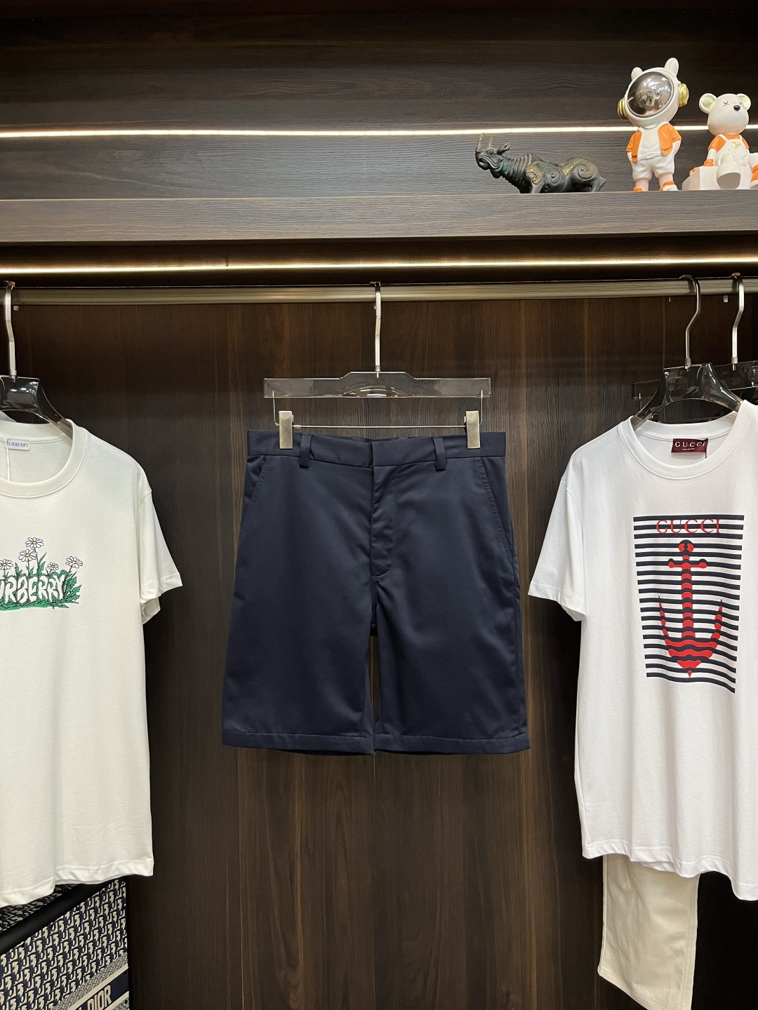 NO:505946,The main recommendation is GUCCI 25SS new decorative webbing double twill cotton shorts. This item is from the Gucci Lido series. The design is inspired by the summer style and beach club on the Italian coast. With the help of special construction technology and stitching technology, this double twill cotton shorts refine the classic webbing details and create a must-have fashion item for men's wardrobe. Highly recommended!  Color Khaki Royal Blue Number of 46 48 50 52 54 56, gucci, shorts, alexander wang19860909主推 GUCCI 25SS新款饰织带双层斜纹棉短裤这款单品出自Gucci Lido系列,设计灵感源自意大利海岸的夏日风情和海滩俱乐部.这款双层斜纹棉短裤借助特殊的构造工艺与缝线技术,焕新诠释经典织带细节,造就男士衣橱的必备时尚单品.强烈推荐！ 颜色卡其 宝蓝色 码数46 48 50 52 54 56,,gucci,shorts,alexander wang,Men's clothing