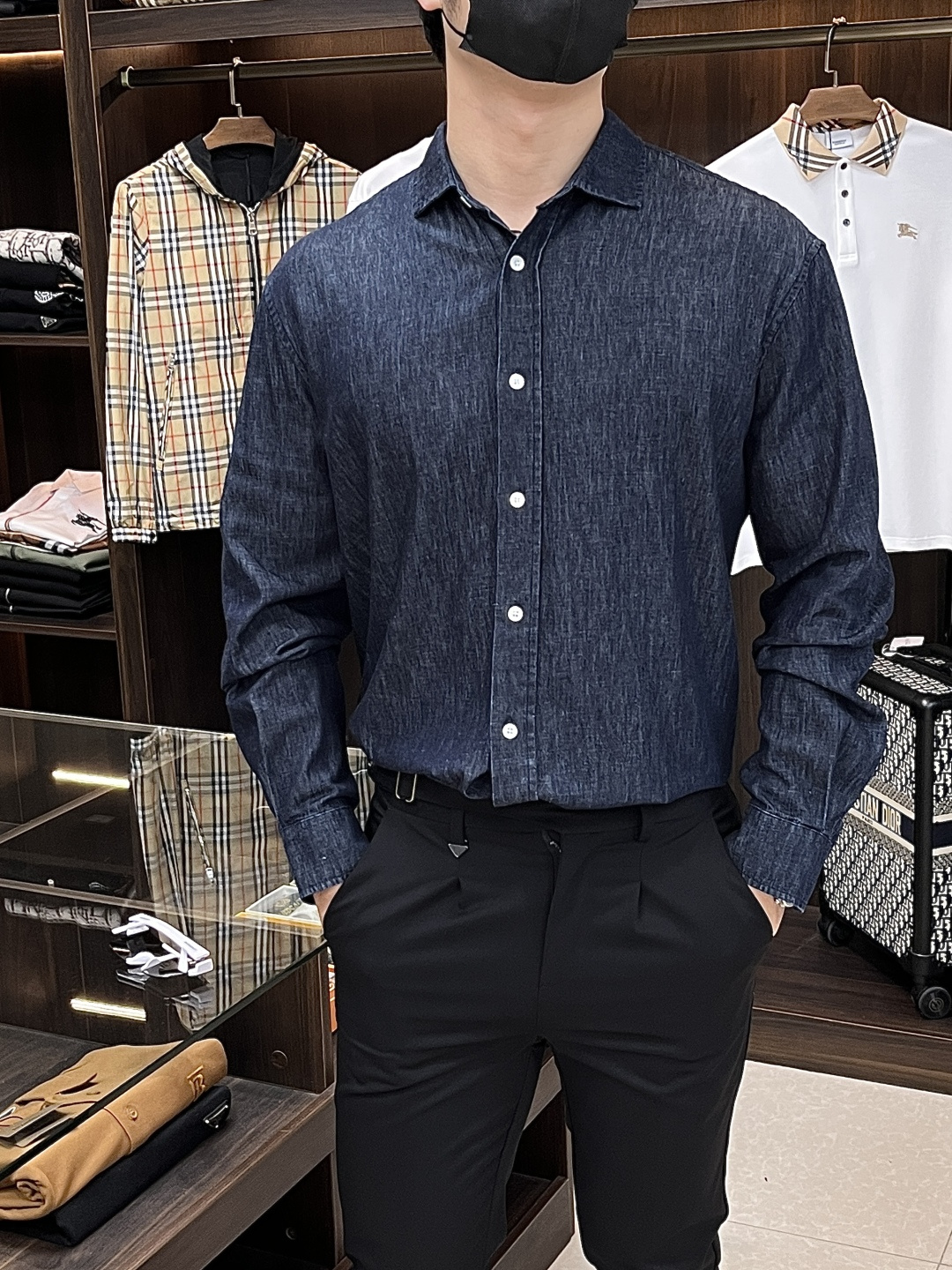 NO:505950,The main recommendation is Lss' new Navy Blue Shirt LP, which combines cool linen and cotton materials. The front mother-of-pearl buttons are opened and closed, and the shirt cuffs are paired with two buttons. They can be worn openly, showing a casual and free and capable style. The style is comfortable and atmospheric. It is highly recommended!  S M L XL, loro piana,shirts,alexander wang19860909主推 Lss新款藏青衬衣LP这款融合清凉亚麻与棉质材料制作而成,正面珍珠母贝纽扣开合,衬衫式袖口,配以两枚纽扣,可敞开穿着,呈现随性洒脱的干练风范,款式舒适大气,强烈推荐！ 码数S M L XL,,loro piana,shirts,alexander wang,Men's clothing
