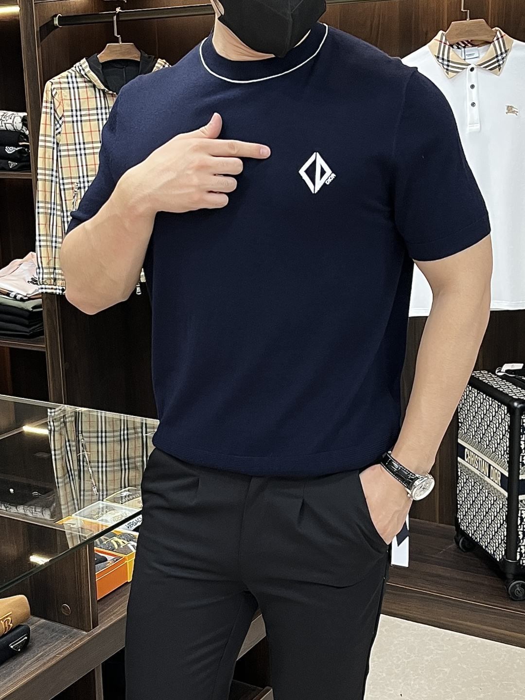 NO:505953,The main recommendation Dior25ss new short-sleeved knitted sweater This CD Diamond short-sleeved sweater is a new product for the men's clothing series in 2025. It is a new interpretation of elegant knitted. It is carefully crafted from blue cotton and mulberry silk-blend jersey fabric, and the chest is decorated with CD Diamond embossed logo with contrasting trim. The short-sleeved style can be easily matched with trousers or jeans to create a fashionable look. Highly recommended!  S M L XL new model first release, dior, jeans, T-shirt, alexander wang19860909主推 Dior25ss新款短袖针织衫这款CD Diamond短袖针织衫是二零二五秋季男装系列新品,以优雅针织全新演绎.采用蓝色棉质和桑蚕丝混纺平纹针织面料精心制作,胸前饰以CD Diamond凸印标志,带有对比鲜明的饰边.短袖款式,可与长裤或牛仔裤轻松搭配,打造时尚造型.强烈推荐！ 码数S M L XL 新款首发,,dior,jeans,T-shirt,alexander wang,Men's clothing