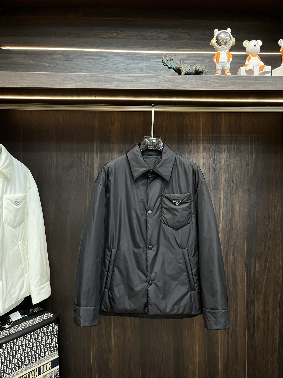 NO:522060,The main recommendation is Prada 2025ss early autumn new model released Prada lapel jacket, a hot autumn cotton jacket, a triangular metal letter logo jacket on the chest, which makes you feel comfortable and slim. It is lazy and casual, combined with a clean and simple color scheme, which is particularly pleasing to look at and suitable for daily wear~ I love to launch sports items embellished with vitality prints!  Size M-3XL, complete three standards, shipped the next day, new H2025 model first release, prada, prada, jackets & coats, jackets & coats, alexander wang19860909主推 Prada 2025ss早秋新款发布普拉达翻领夹克外套,秋季爆款棉衣外套,胸前三角金属字母logo外套,穿上就是舒适自在又显瘦的存在,慵懒而随性,结合干净简单的色系就特别耐看,适合日常穿着~倾情推出缀饰活力印花的运动单品！ 尺码M-3XL 三标齐全 隔天出货 H2025新款首发,,prada,prada,jackets & coats,jackets & coats,alexander wang,Men's clothing